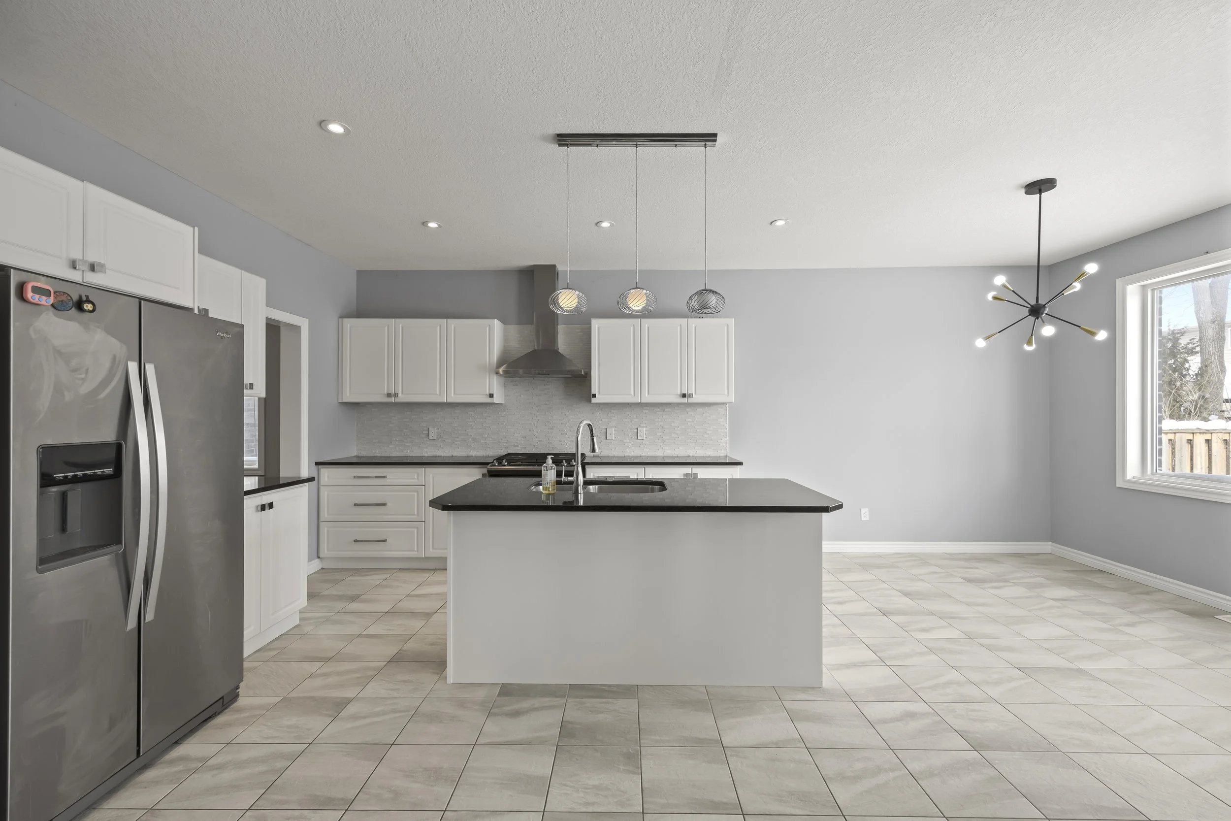 471 Sophia Cres -12.JPG