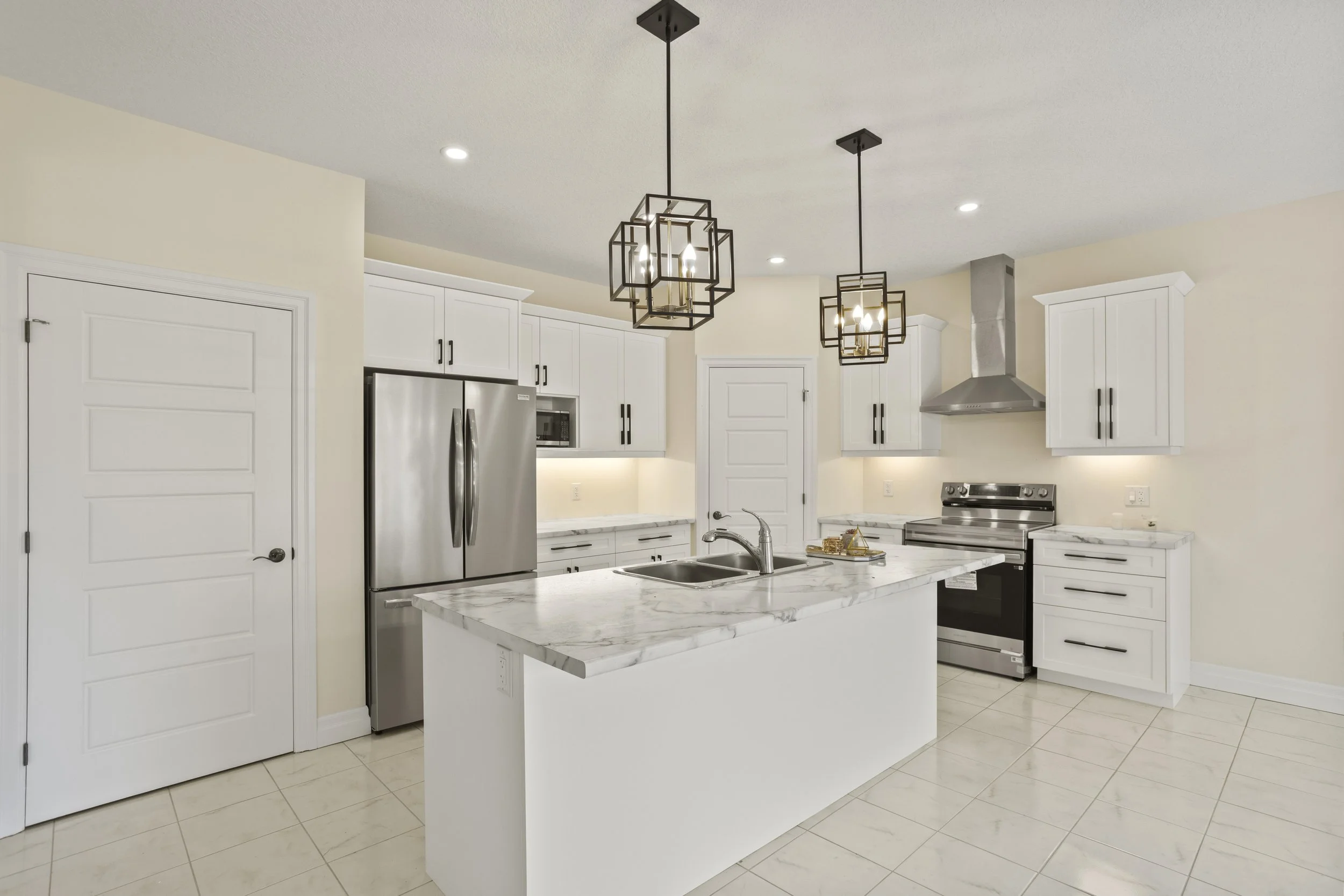 74 Royal Cres -12.JPG