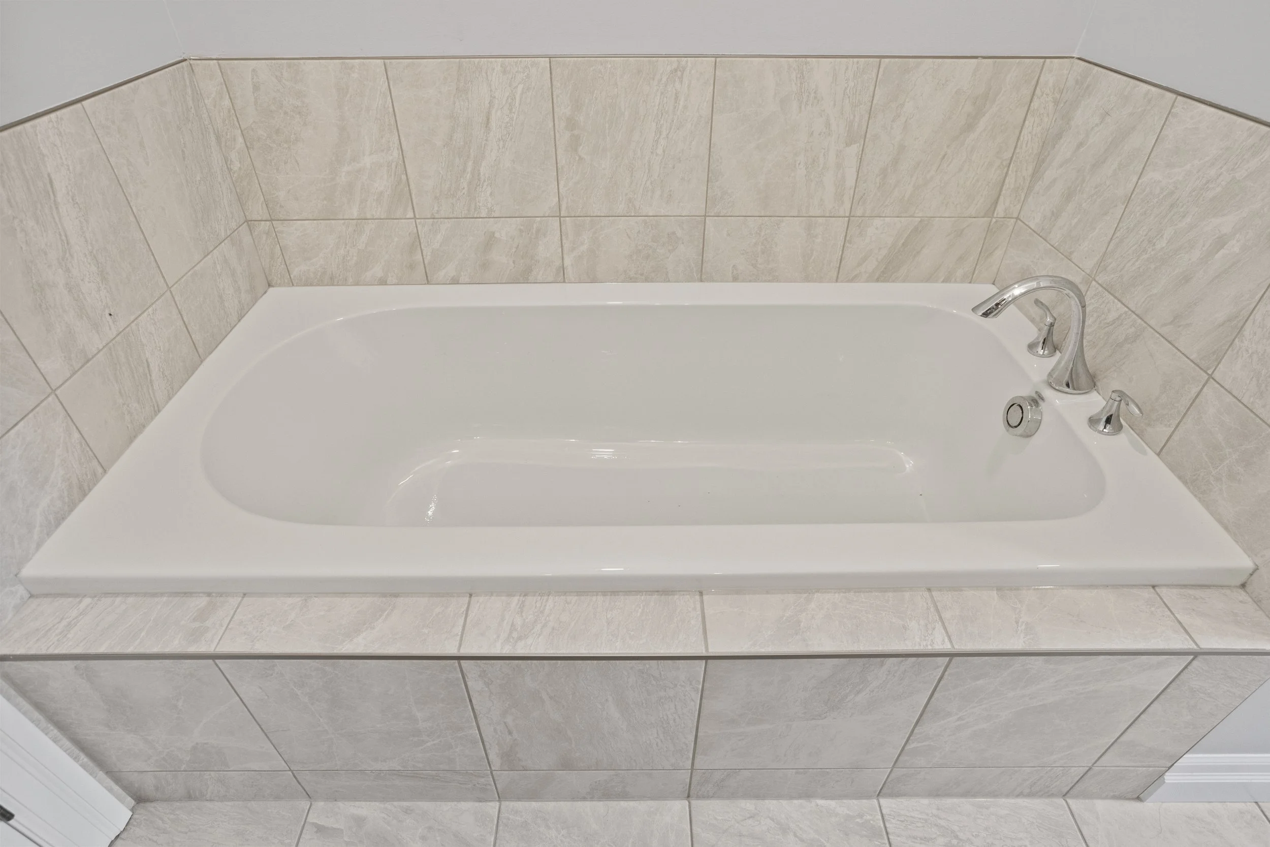 74 Royal Cres -28.JPG