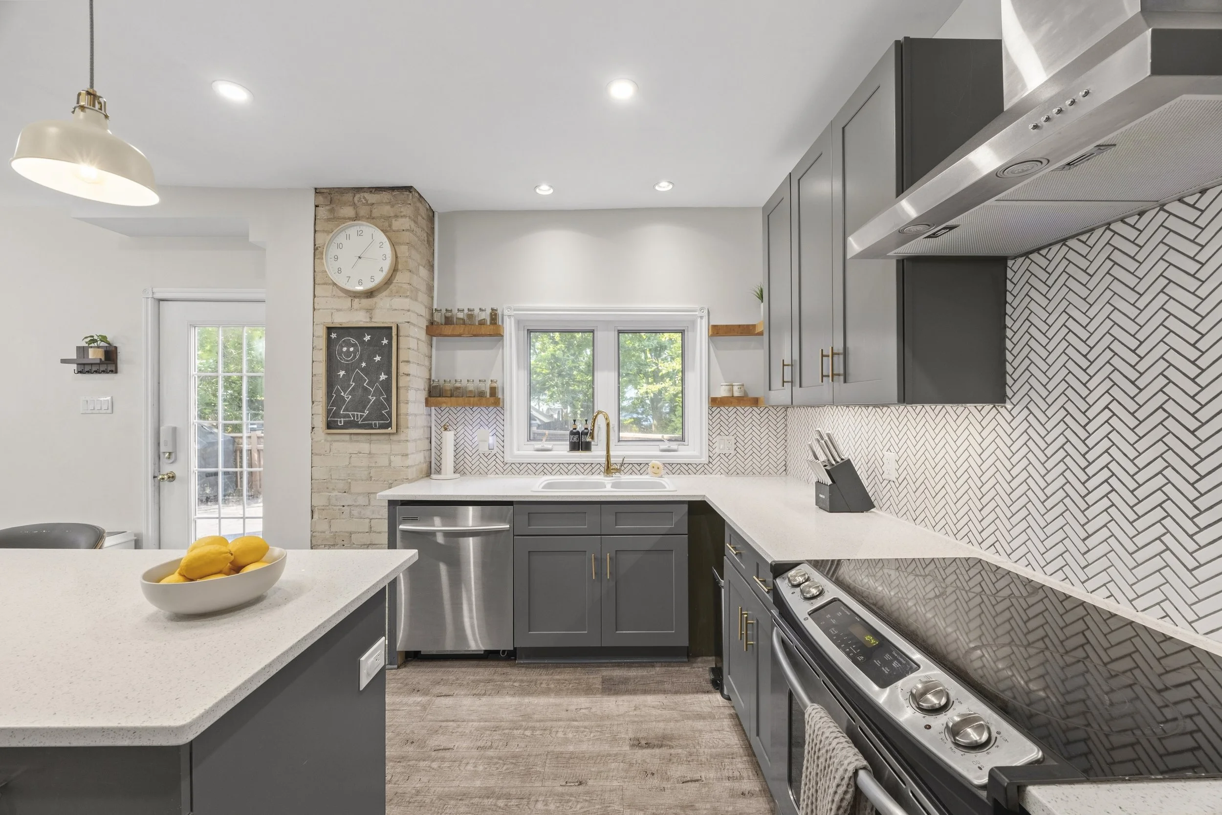 152 Wonham St S -17.jpg