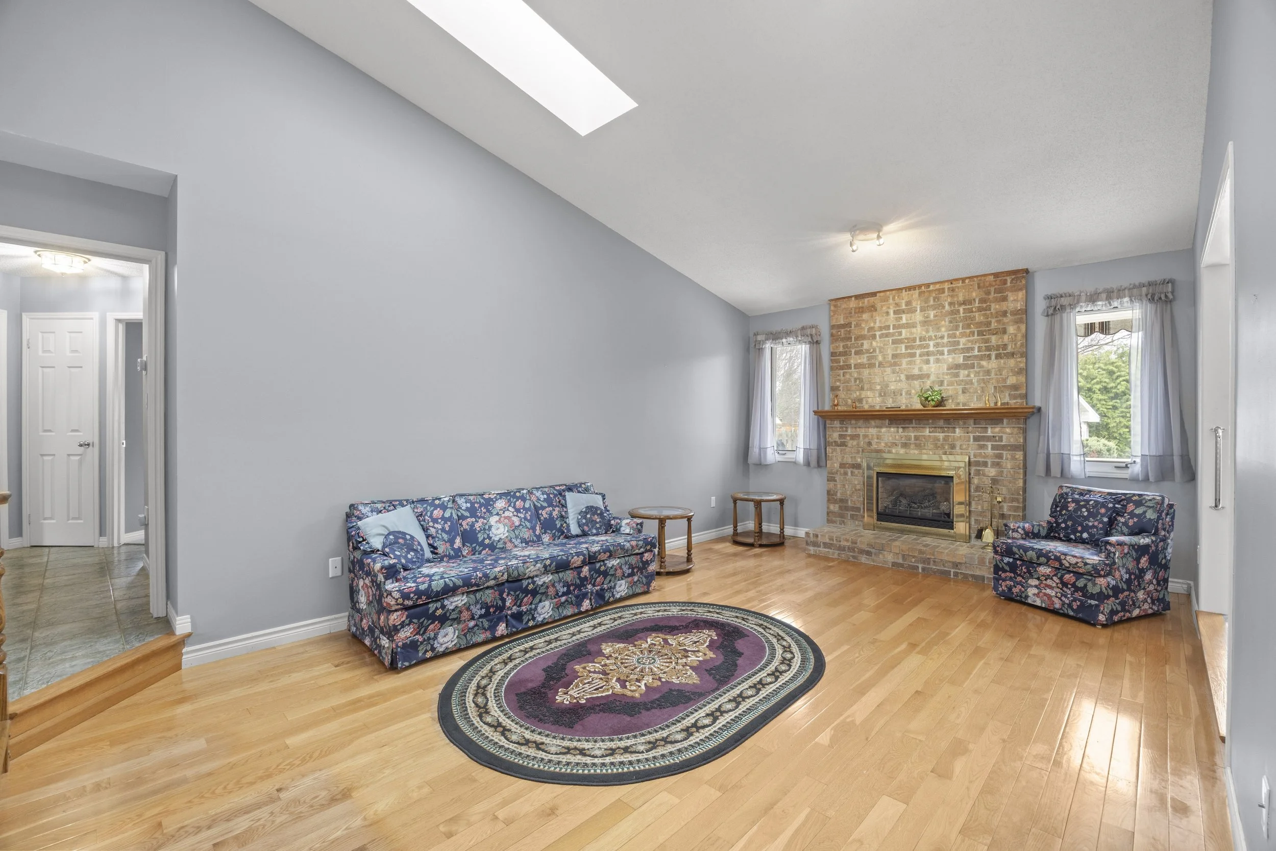 7069 Diane Cres -18.JPG