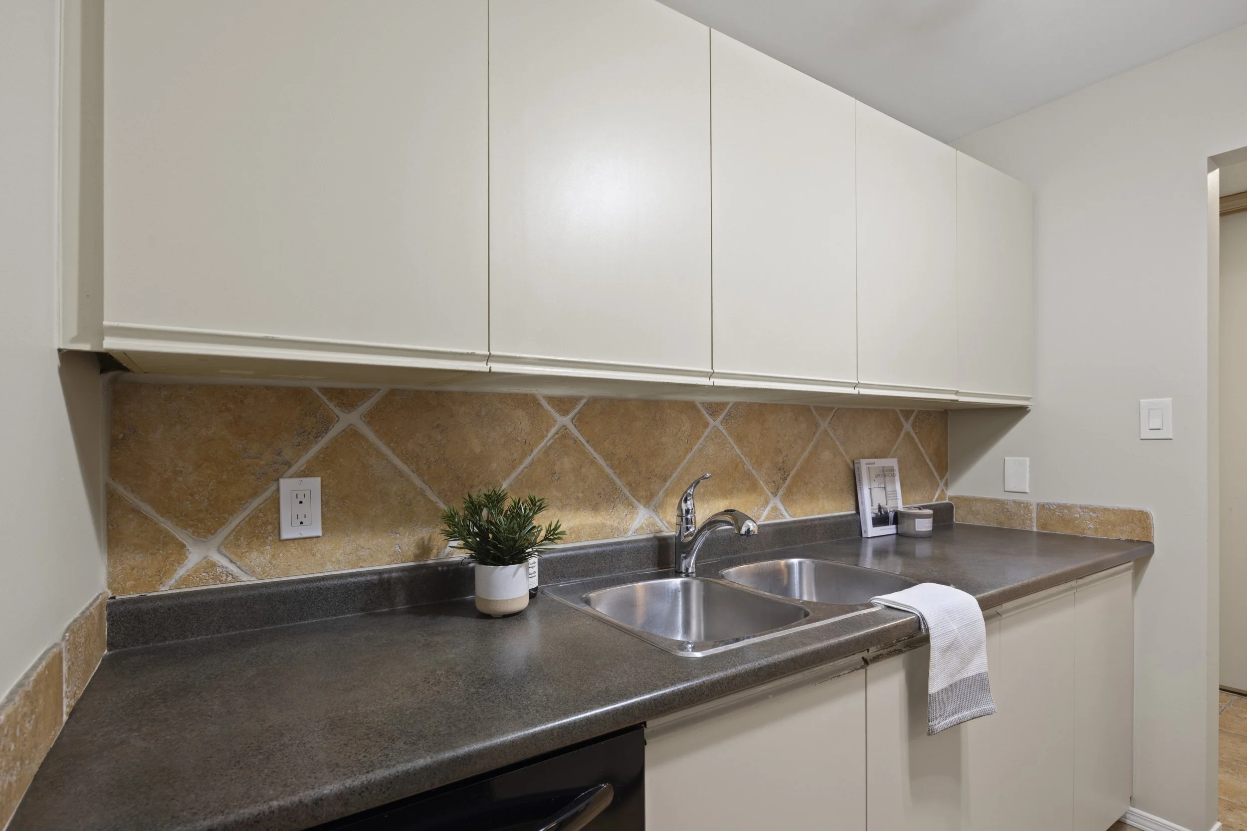 208 - 2228 Trafalgar St -07.JPG