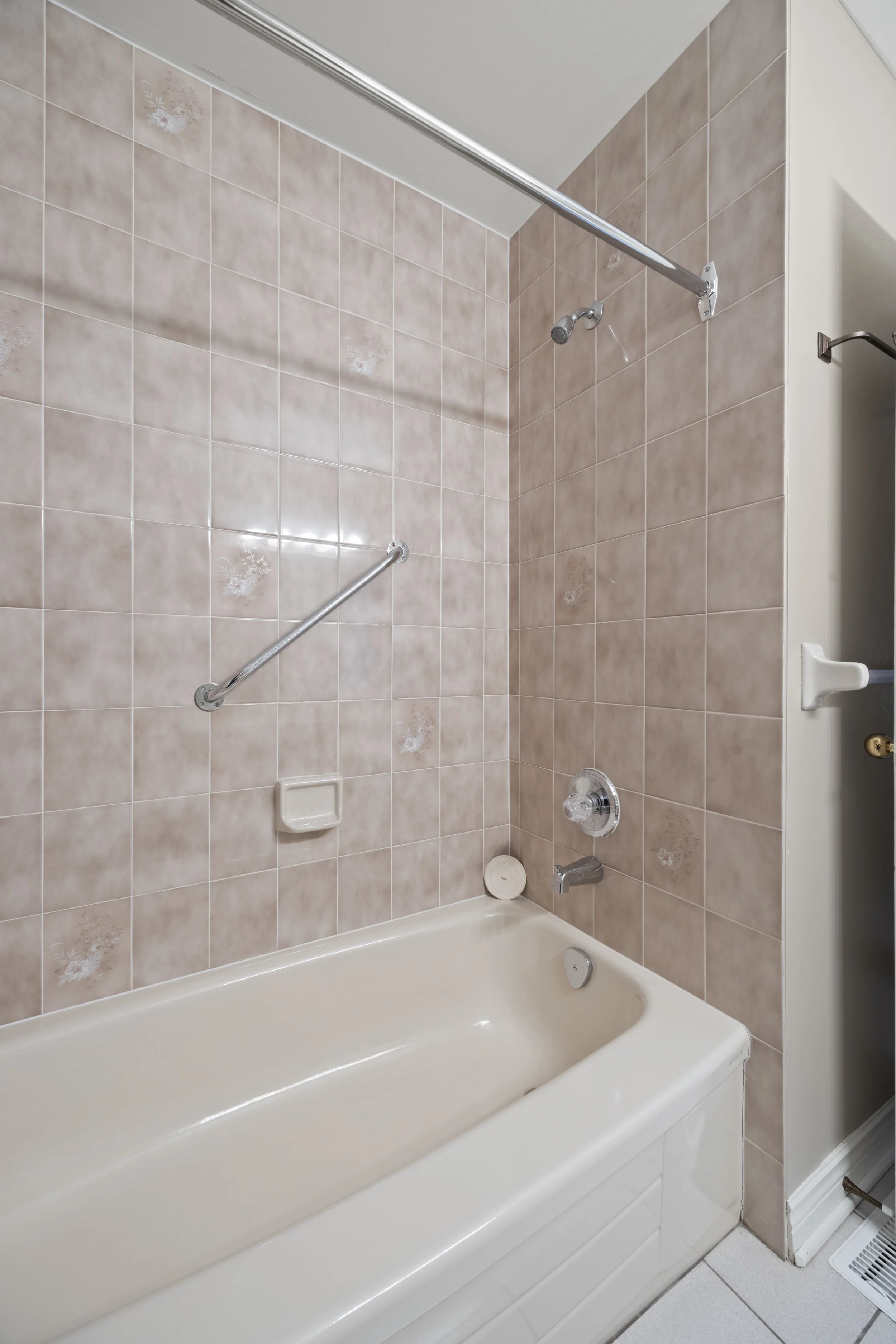 12-90 Ontario St S -26.JPG