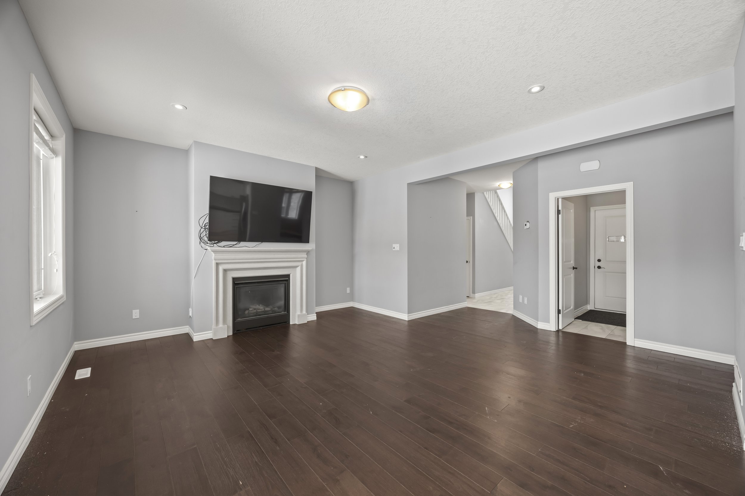 471 Sophia Cres -10.JPG