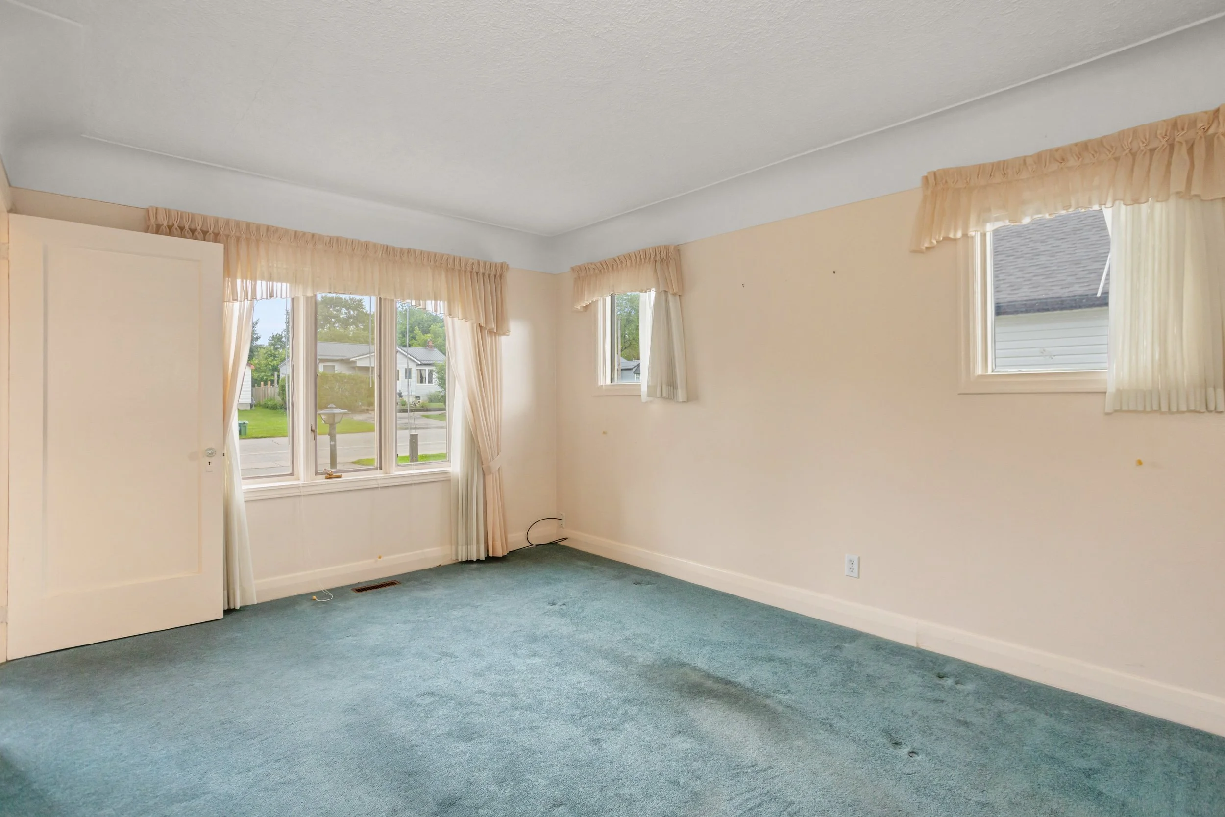 1871 Parkhurst Ave-6.jpg