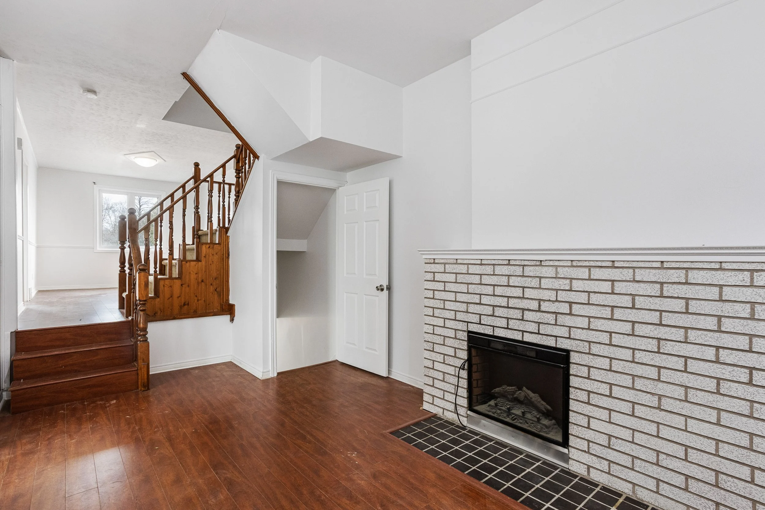 216 Homestead Cres-8.jpg