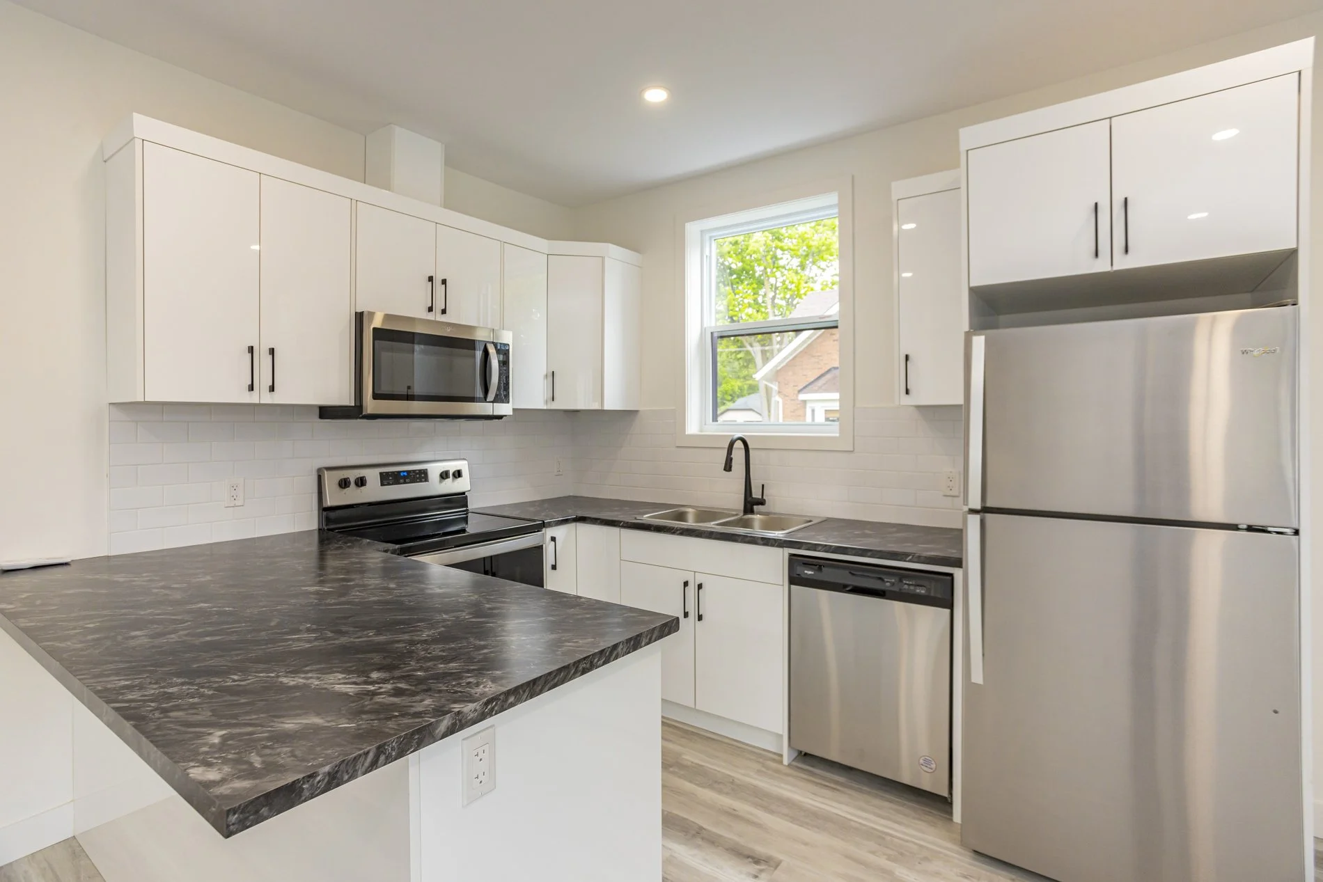 285 William St - Unit 3_02.JPG