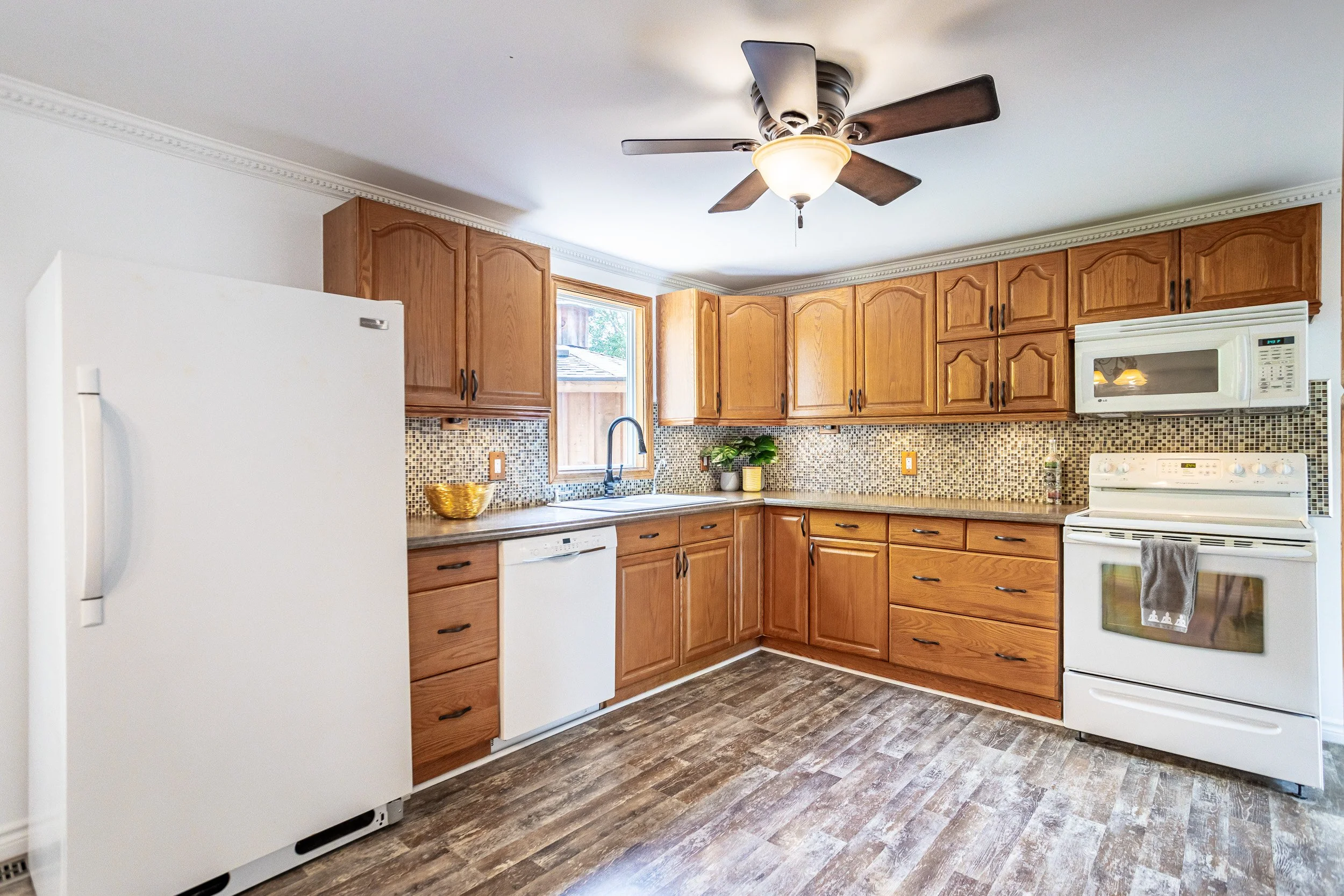 1811 Royal Cres-7.jpg