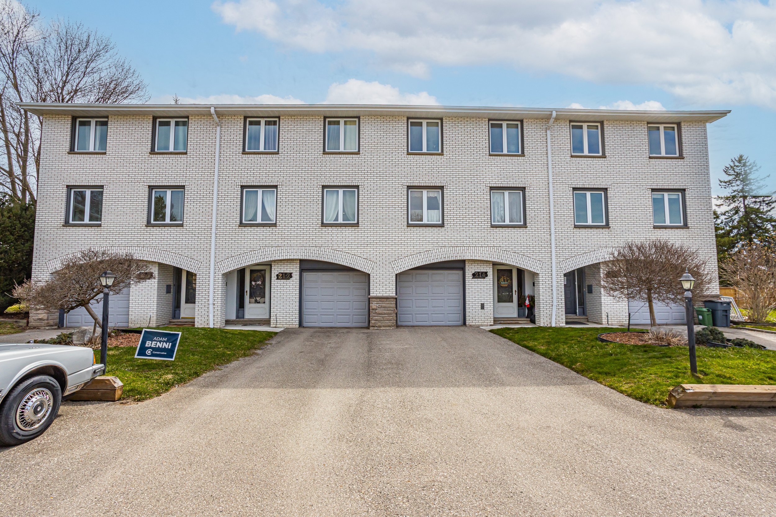 216 Homestead Cres-3.jpg