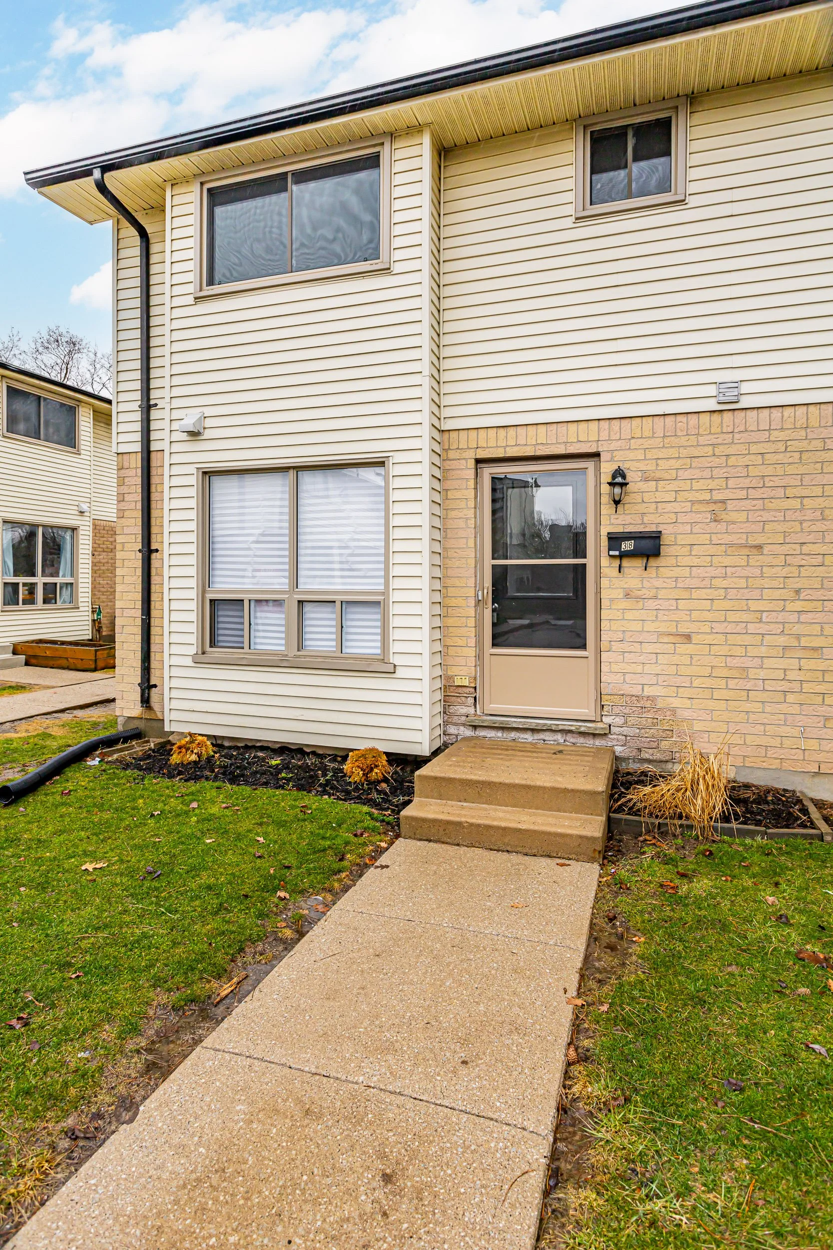 38-355 Sandringham Cres-2.jpg