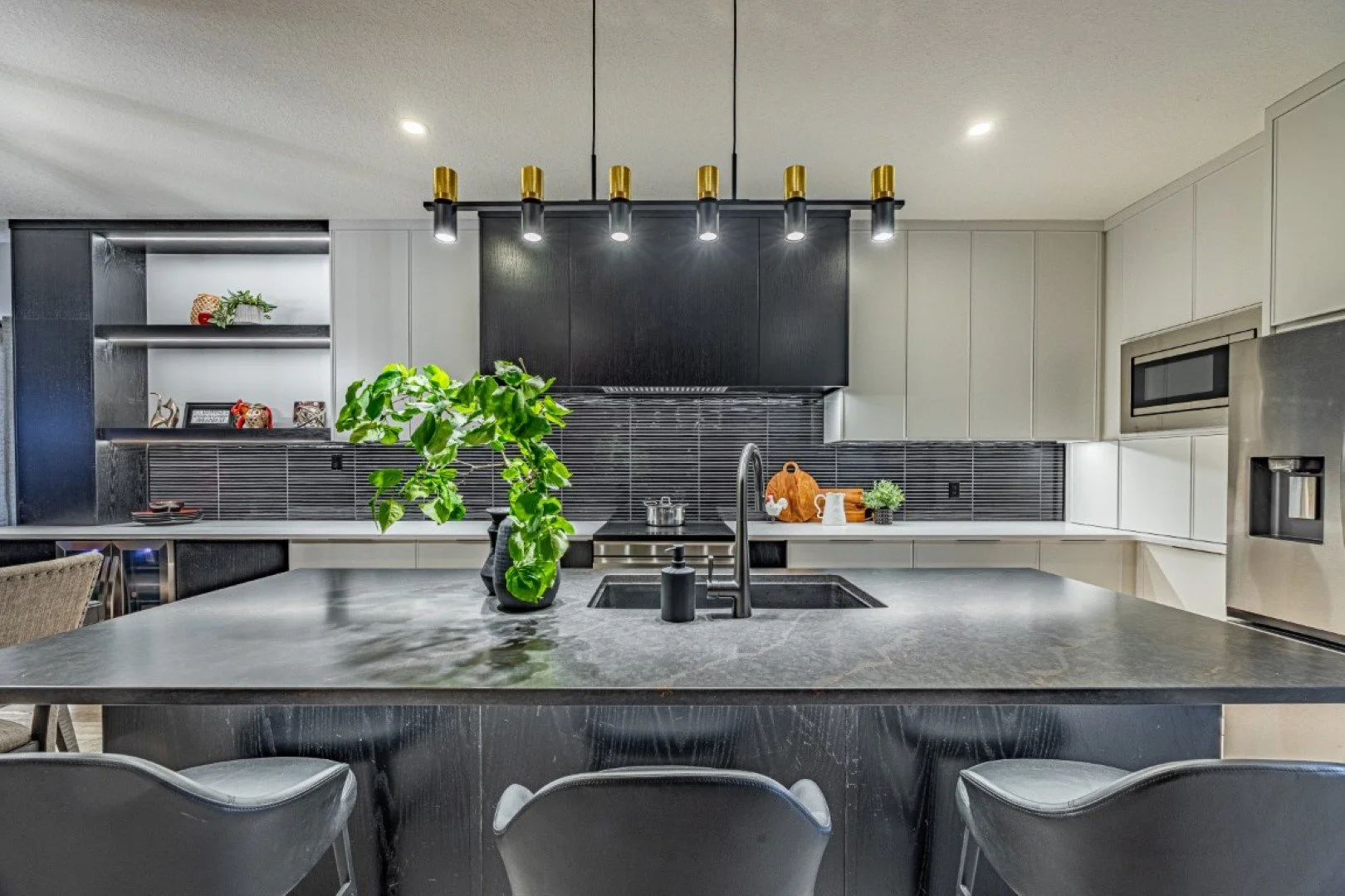 3229 Raleigh Cres-11.jpg
