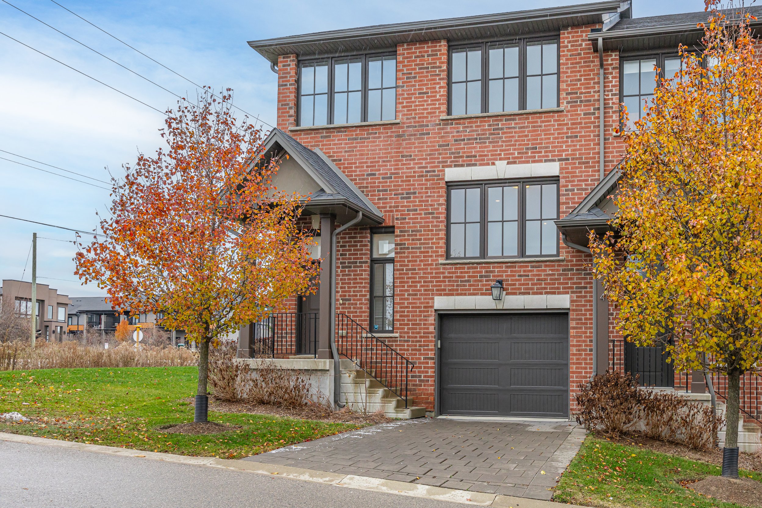 555 Sunningdale Rd E -01.jpg