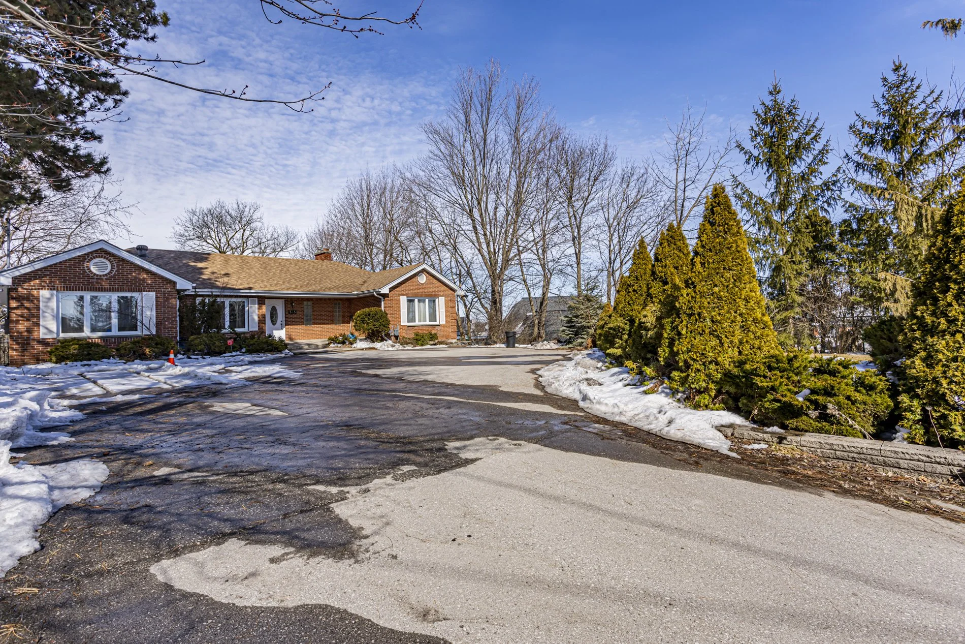 545 Commissioners Rd W_03.JPG