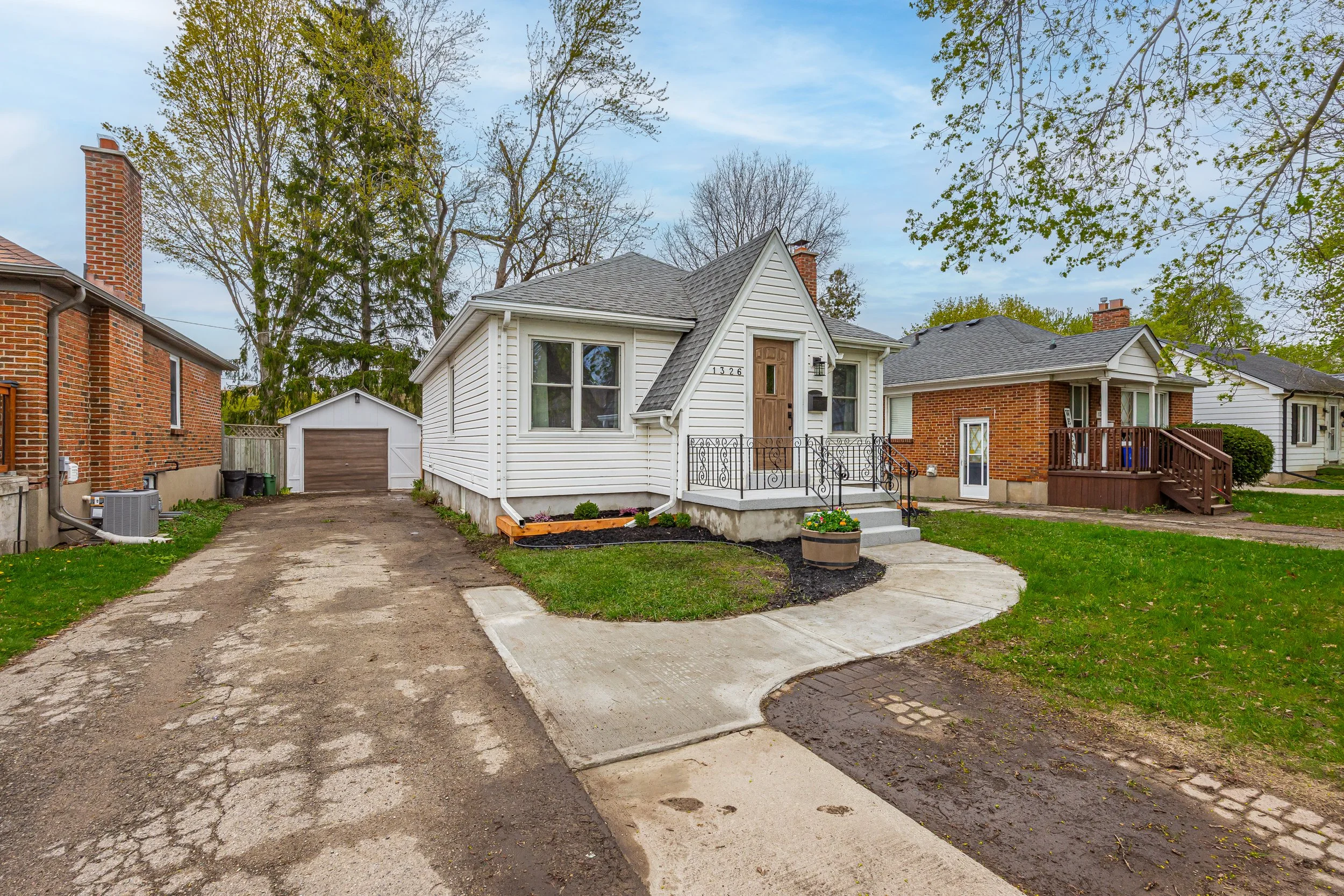 1326 Brydges St -01.jpg