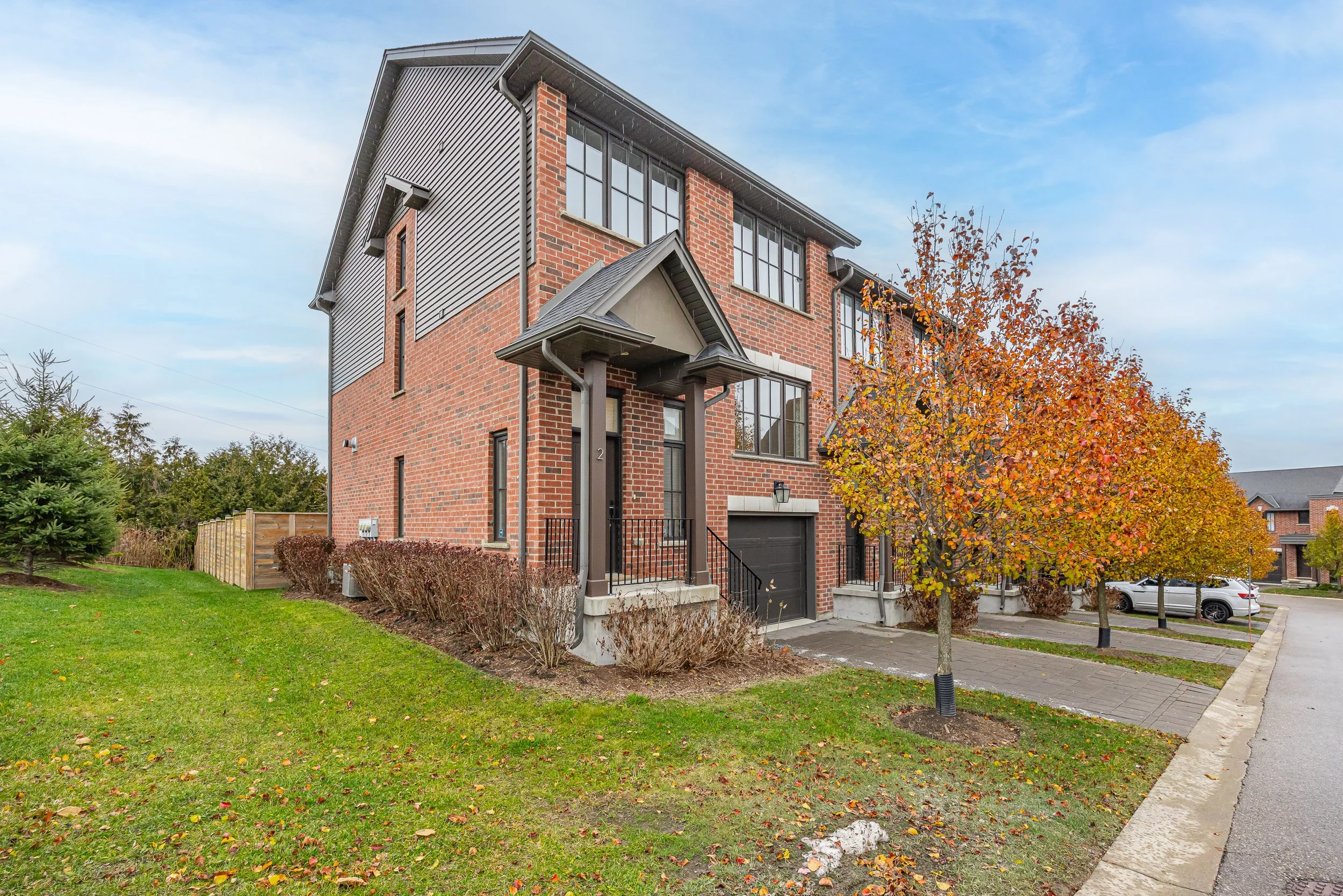 555 Sunningdale Rd E -03.jpg