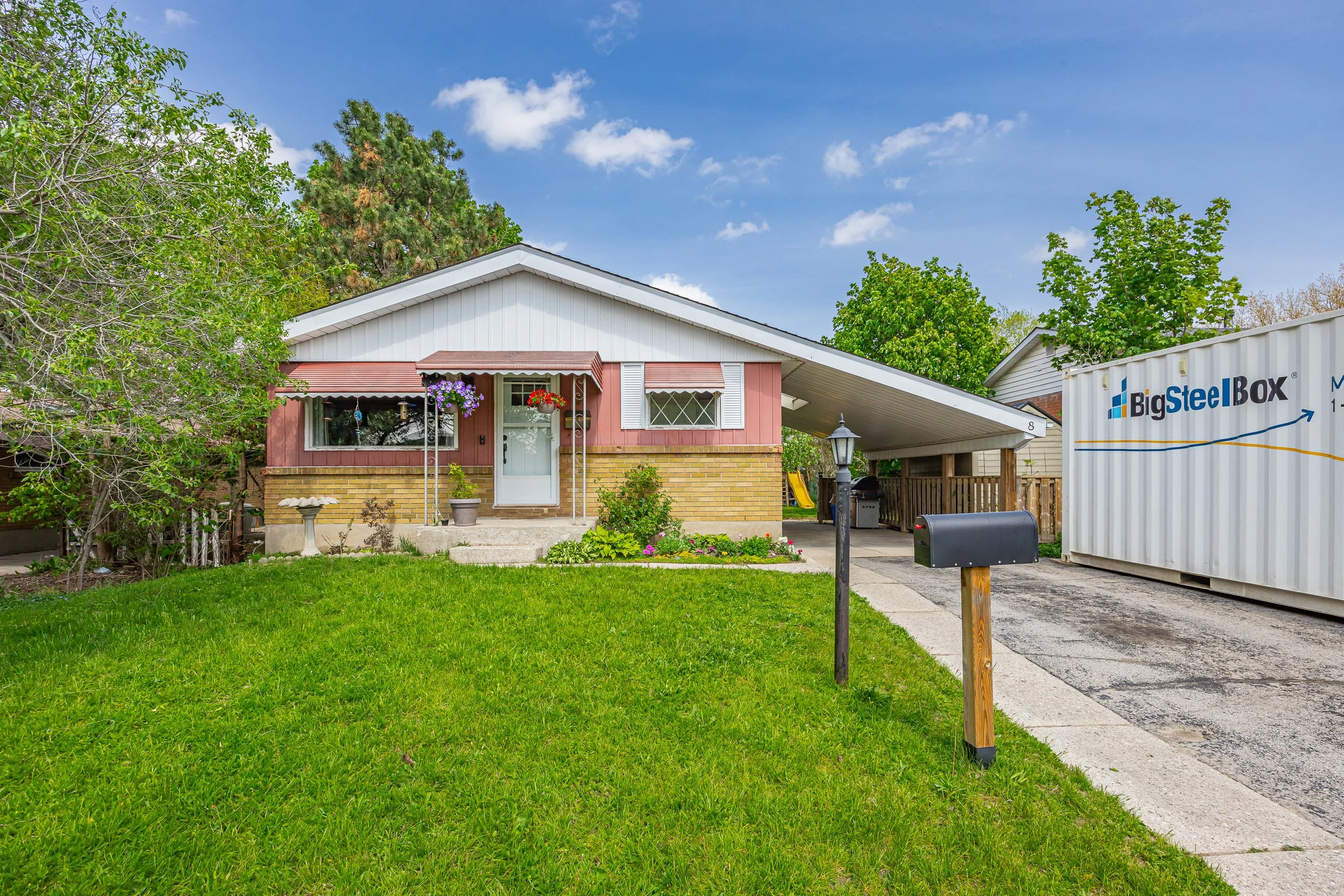 8 Kenwood Cres -01.jpg