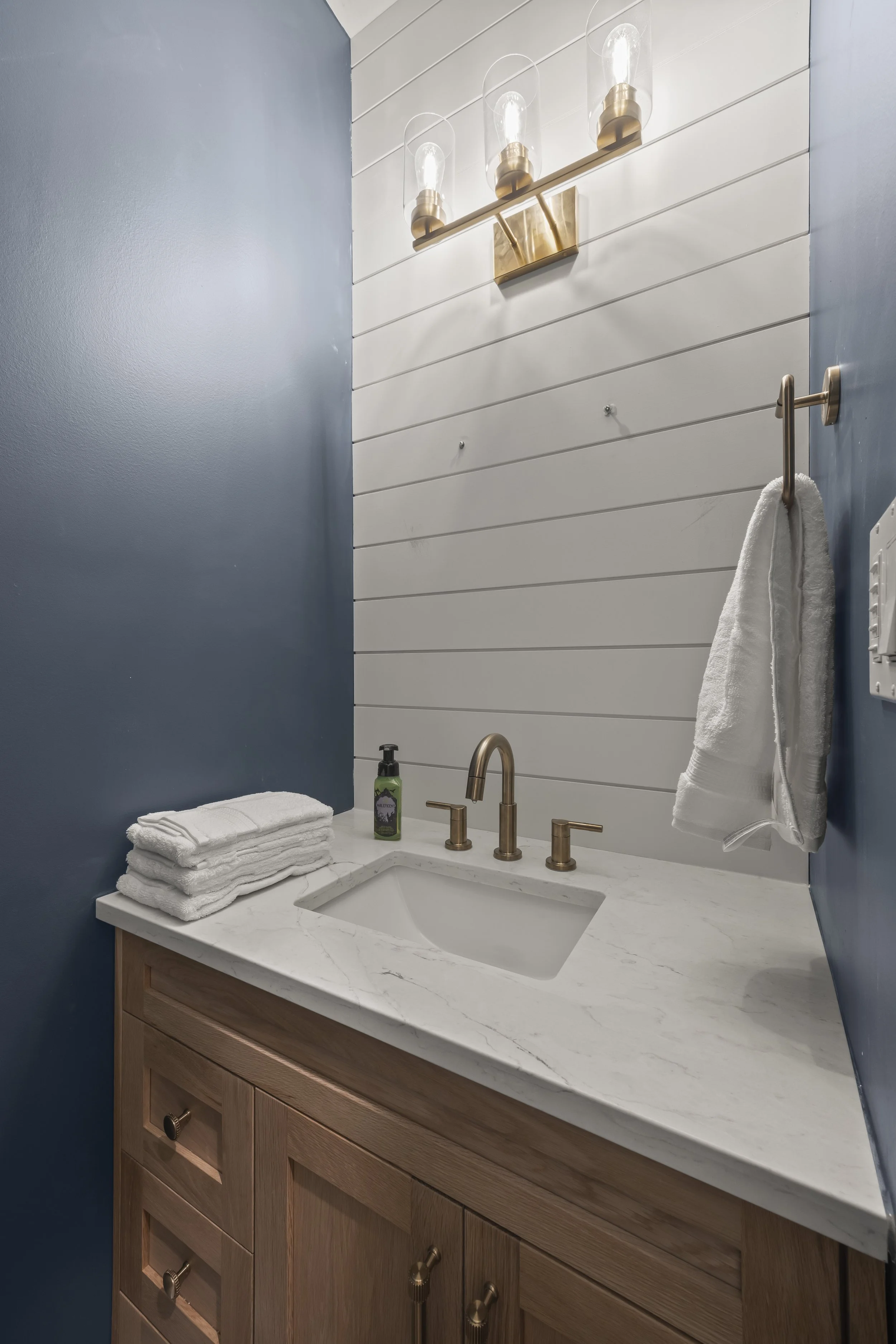 672 Clearwater Cres -19.JPG