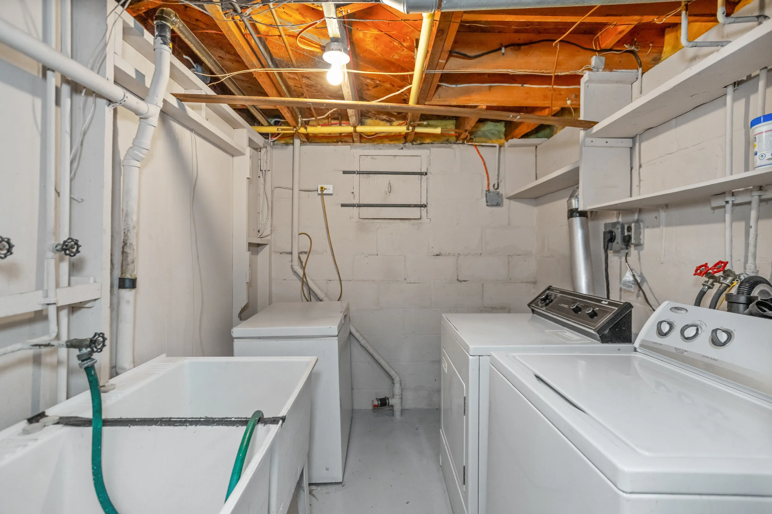 1871 Parkhurst Ave-24.jpg