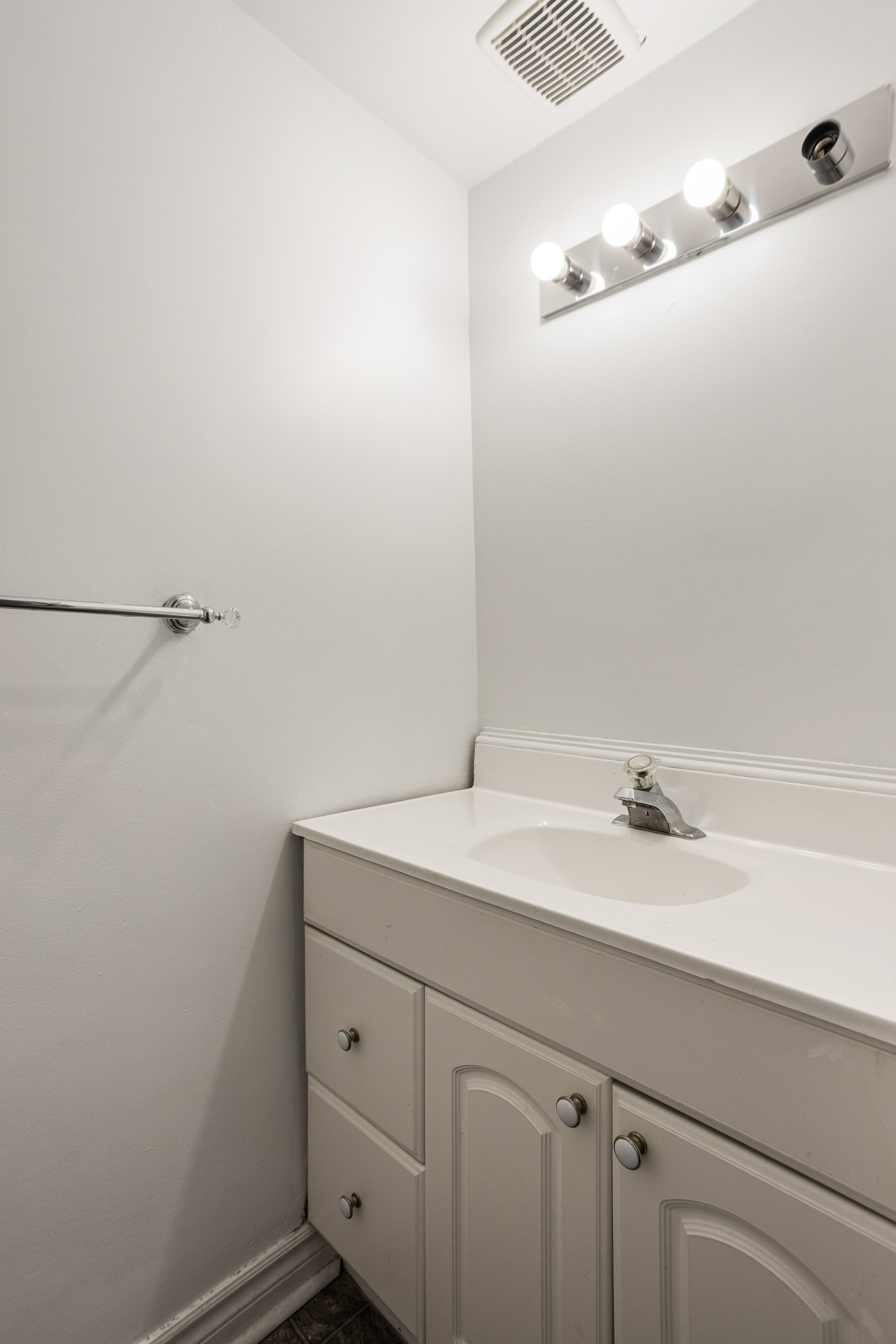 216 Homestead Cres-27.jpg