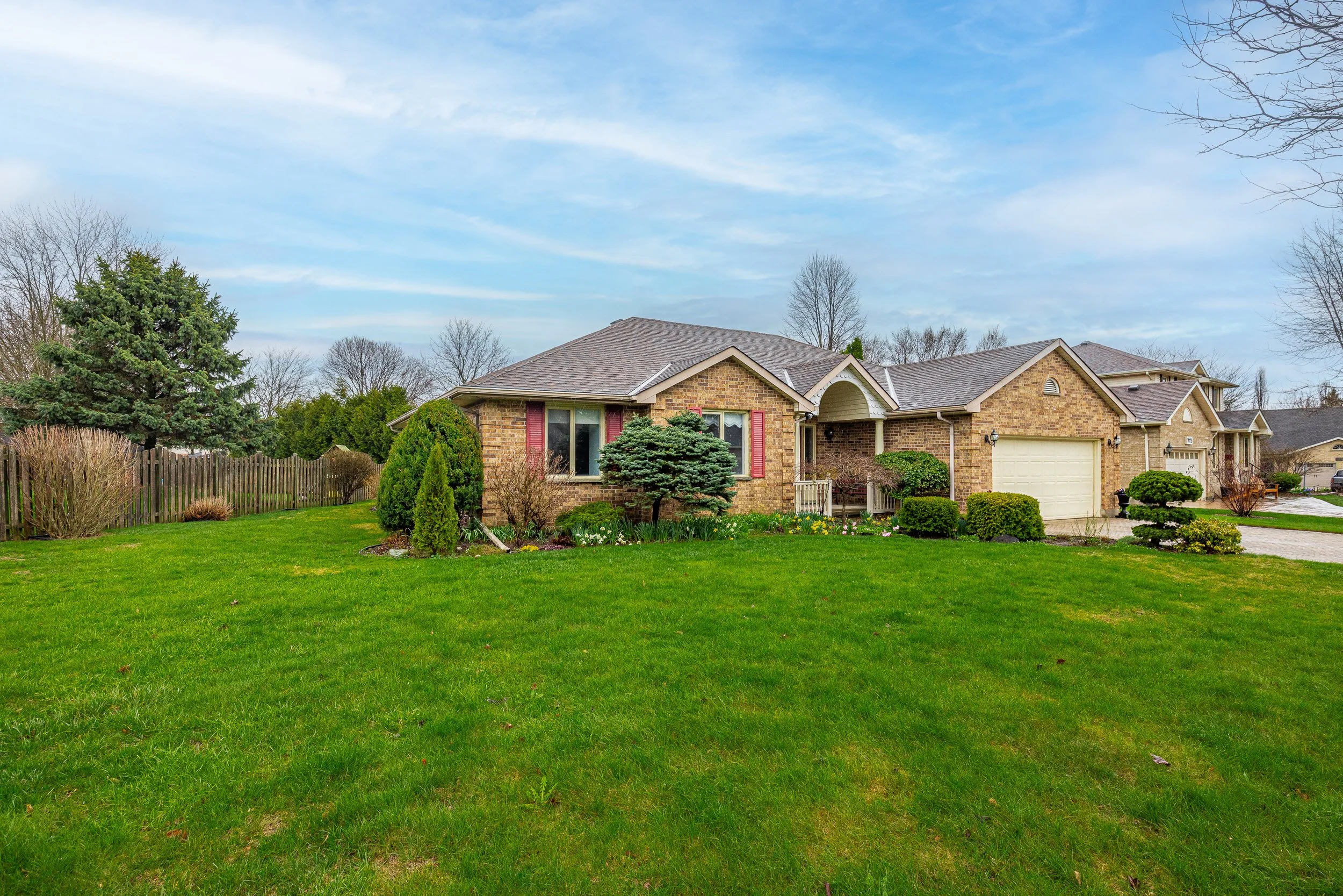 7069 Diane Cres -02.jpg