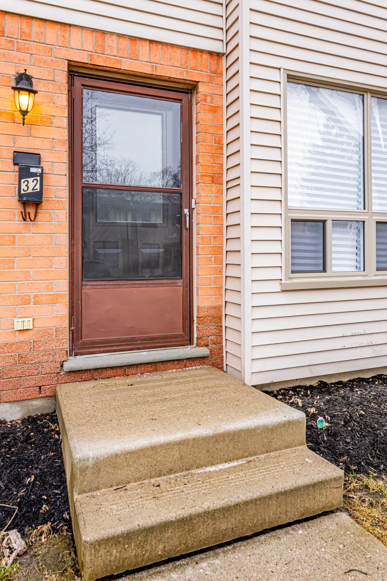32-135 Belmont Dr-4.jpg