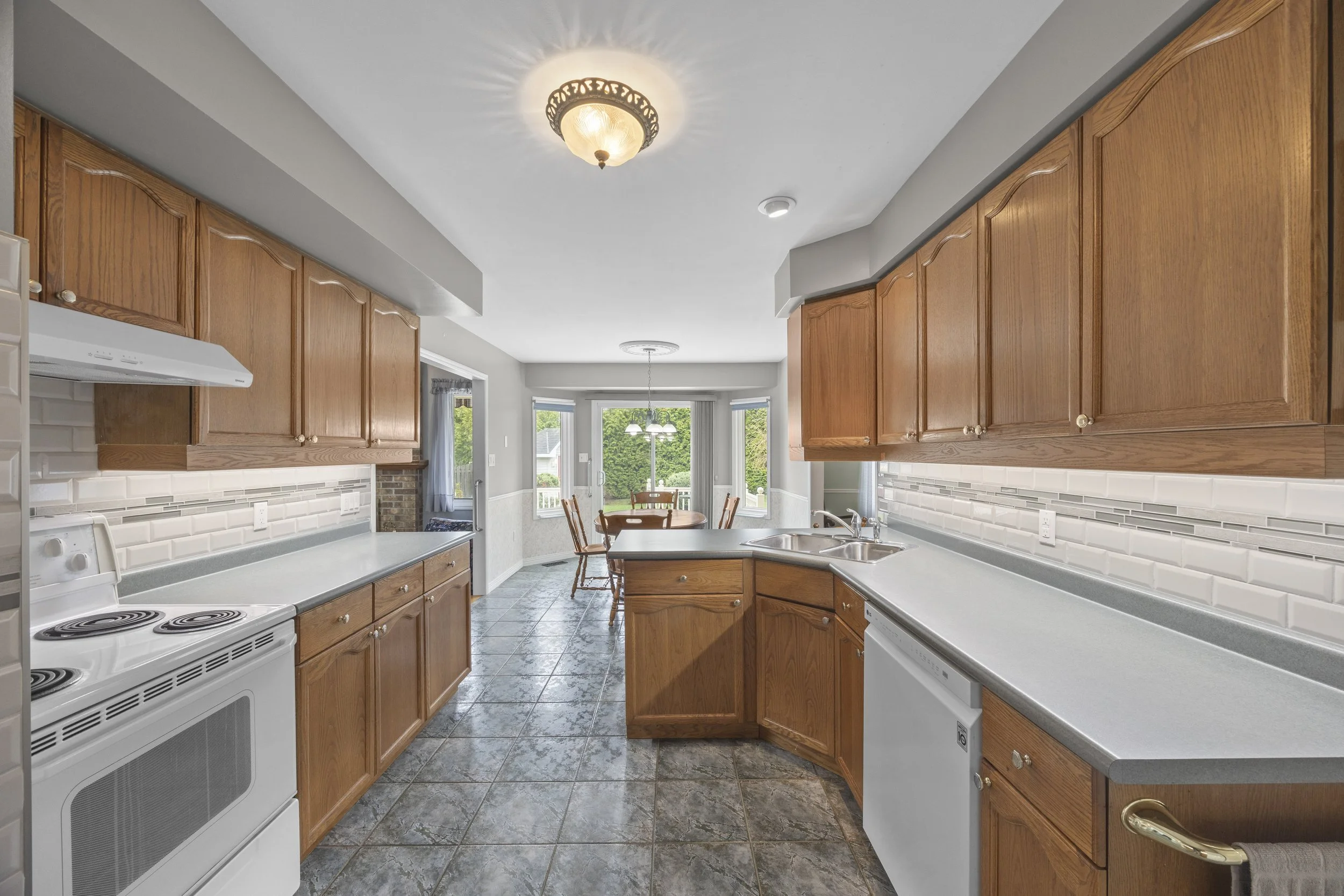 7069 Diane Cres -21.JPG