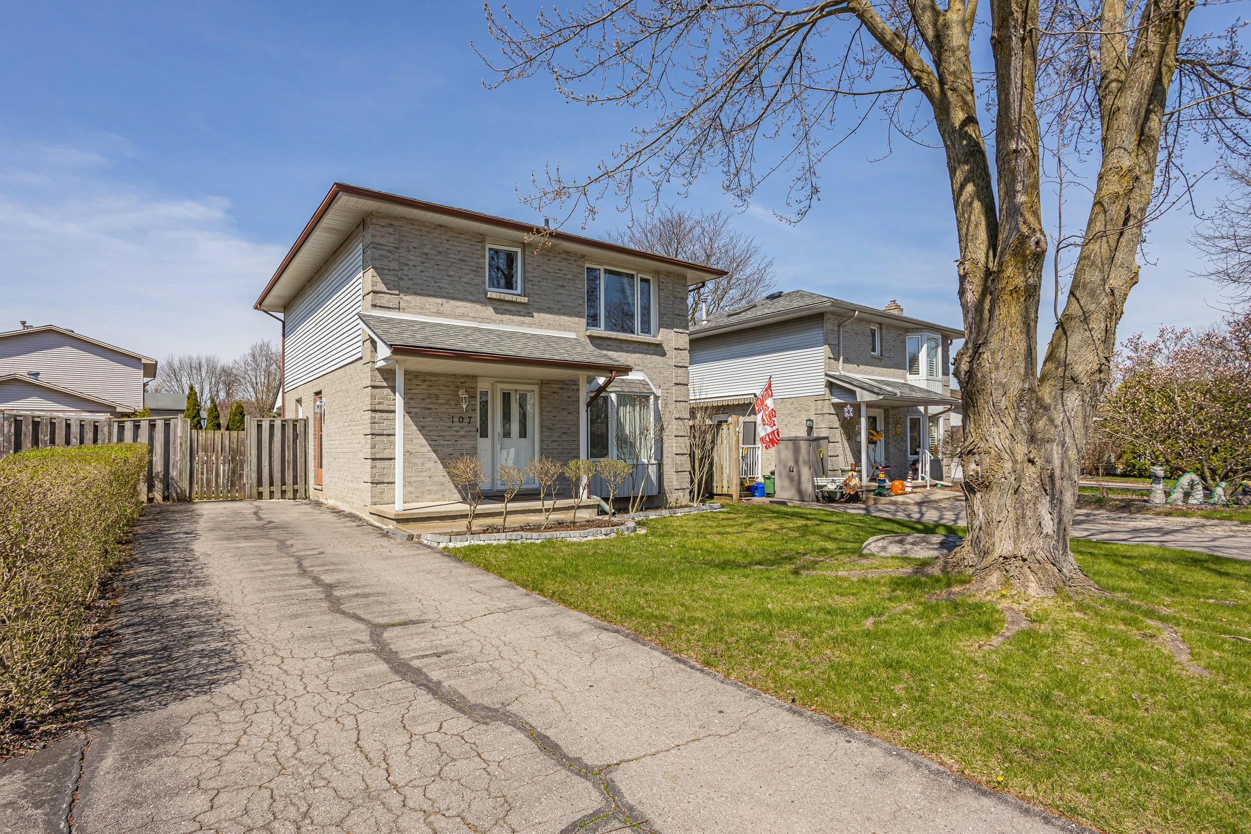 107 Ardsley Cres-2.jpg