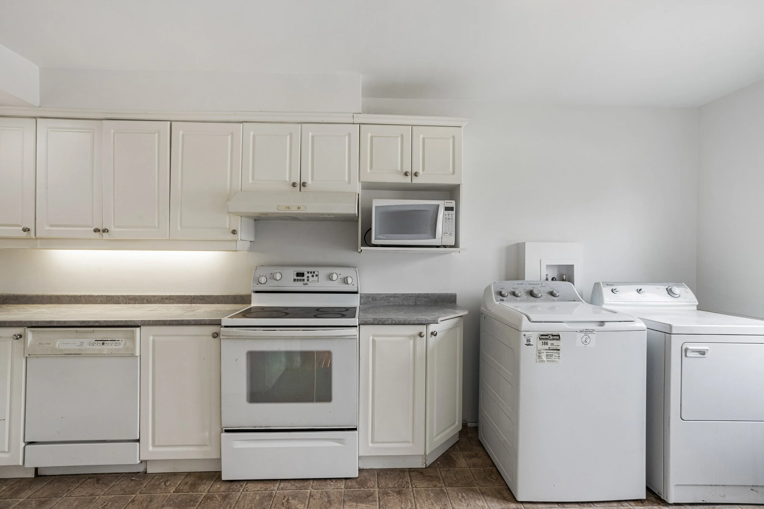 216 Homestead Cres-13.jpg