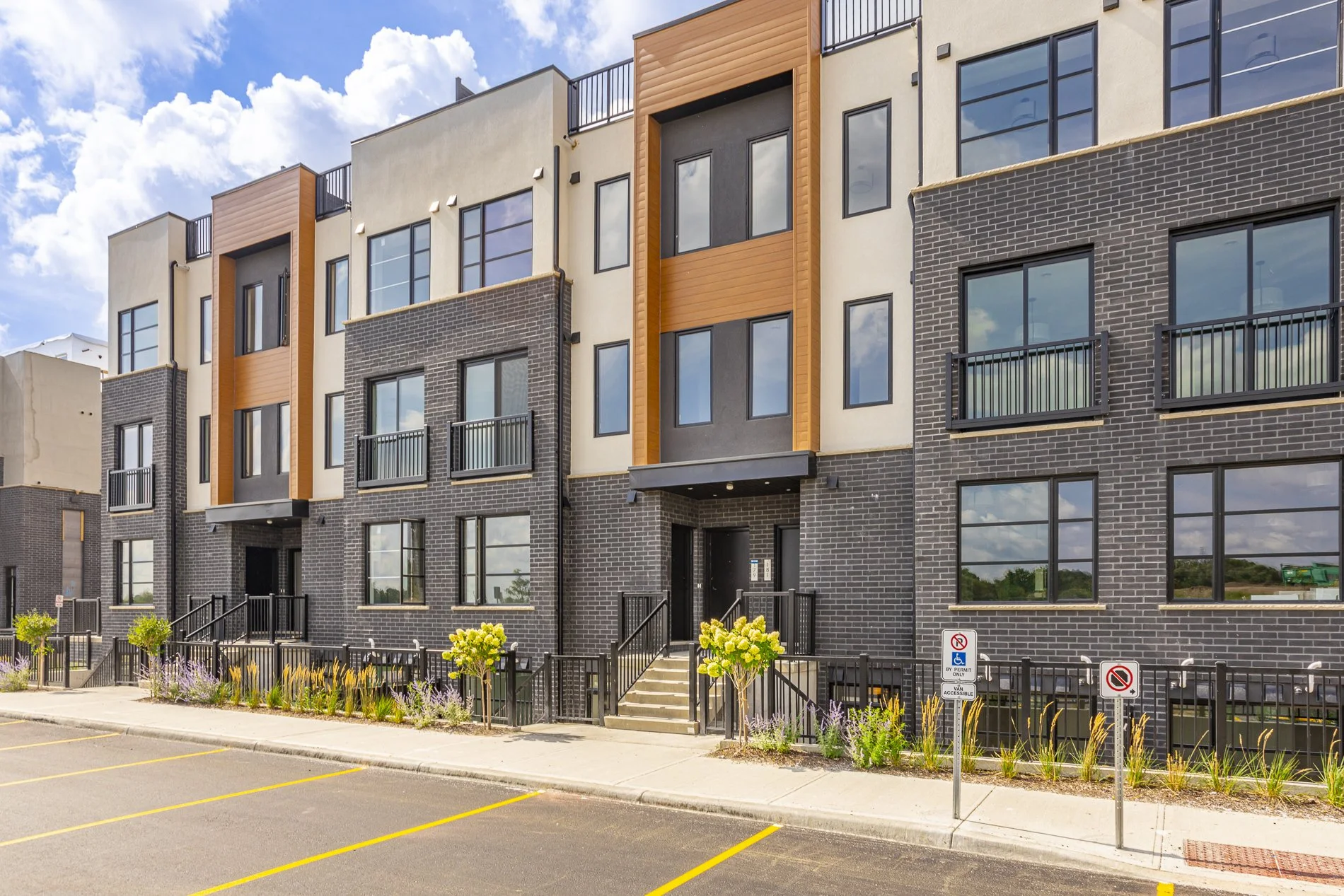 177-3900 Savoy St_03.jpg