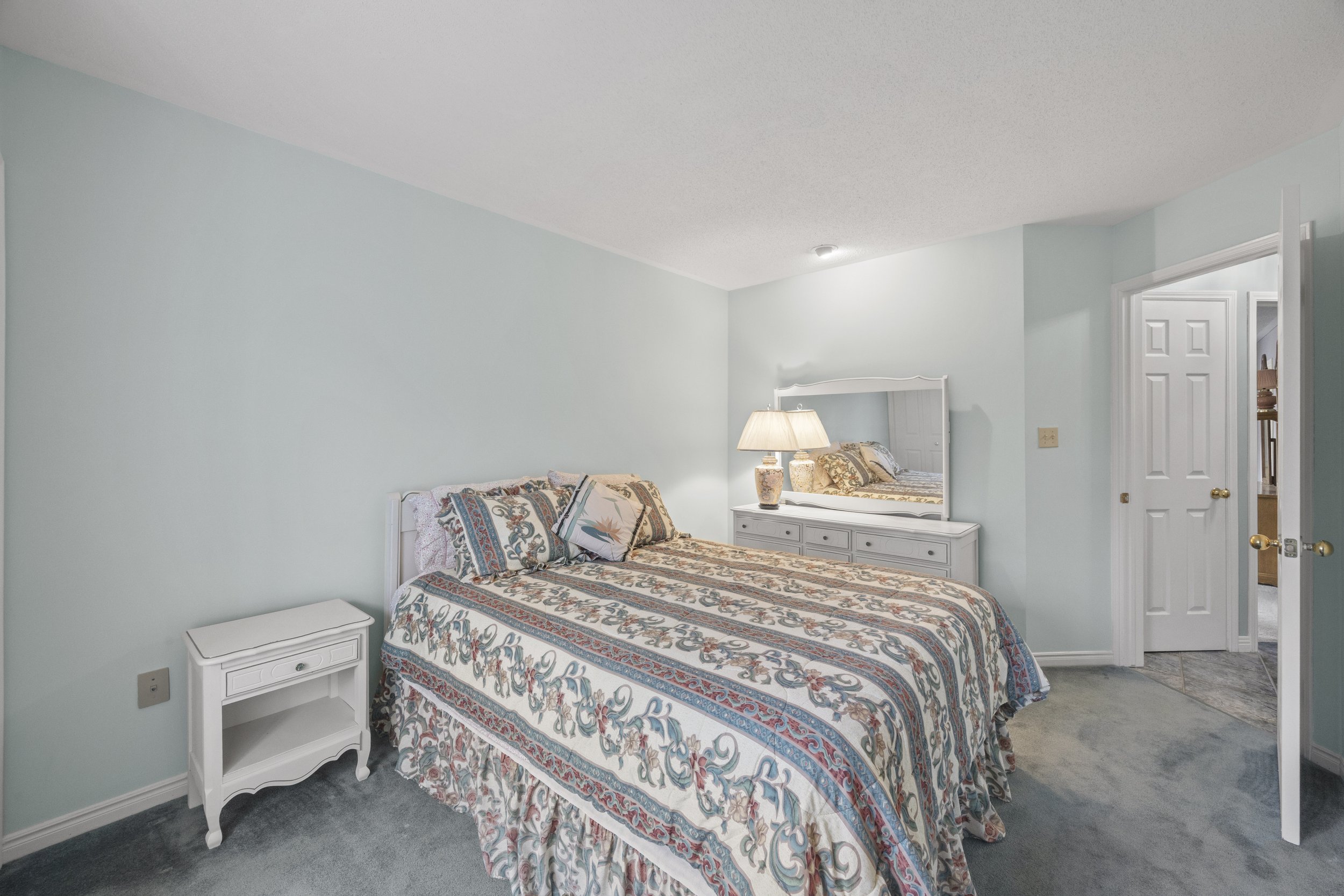 7069 Diane Cres -33.JPG