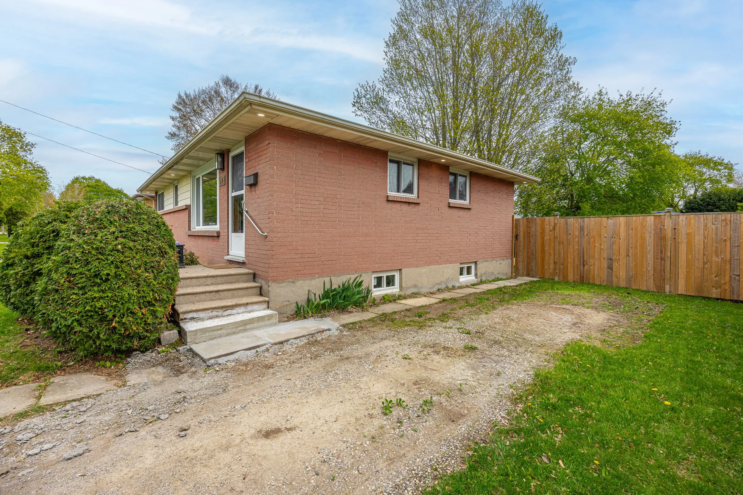 219 Burnside Dr -05.jpg