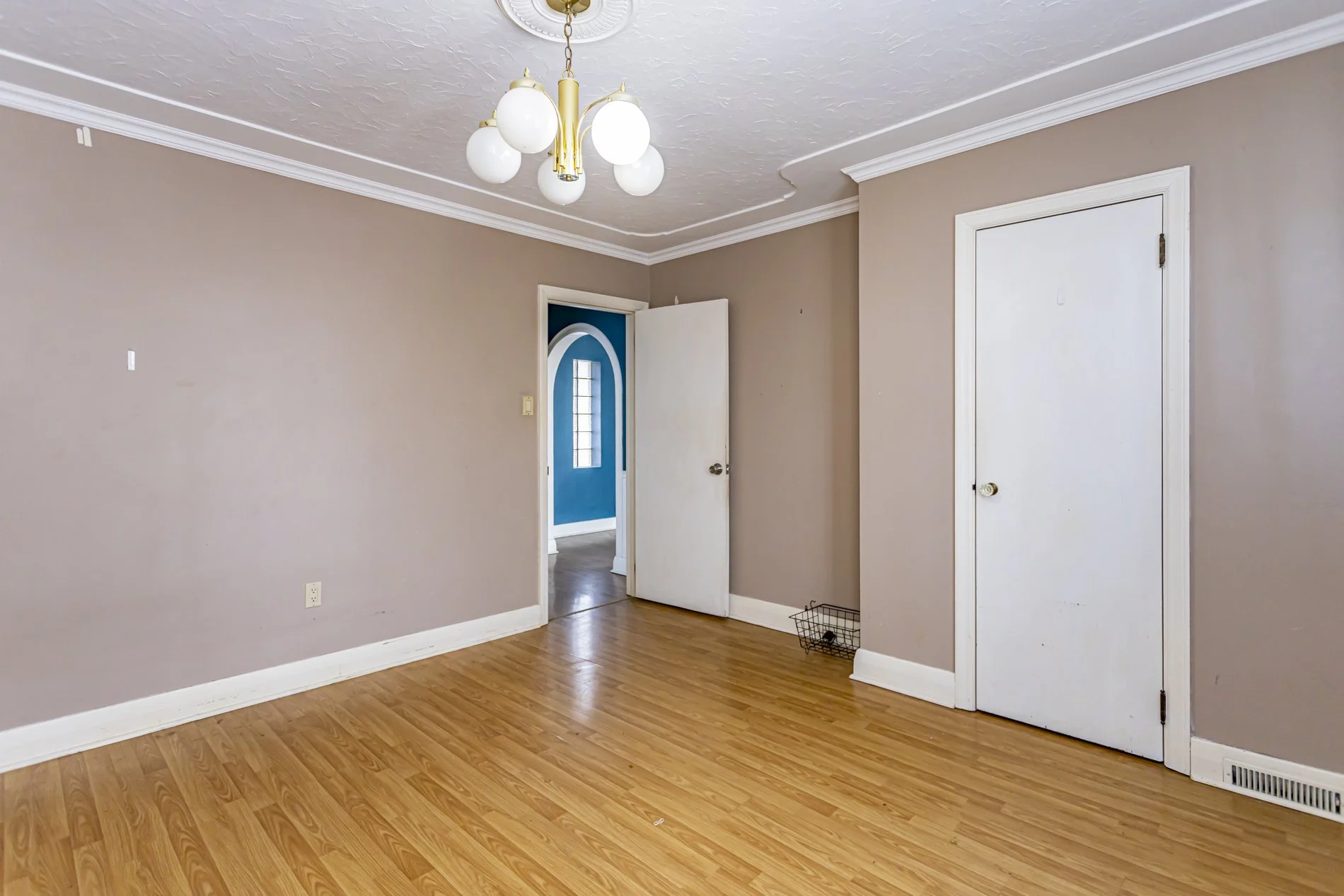 545 Commissioners Rd W_23.JPG