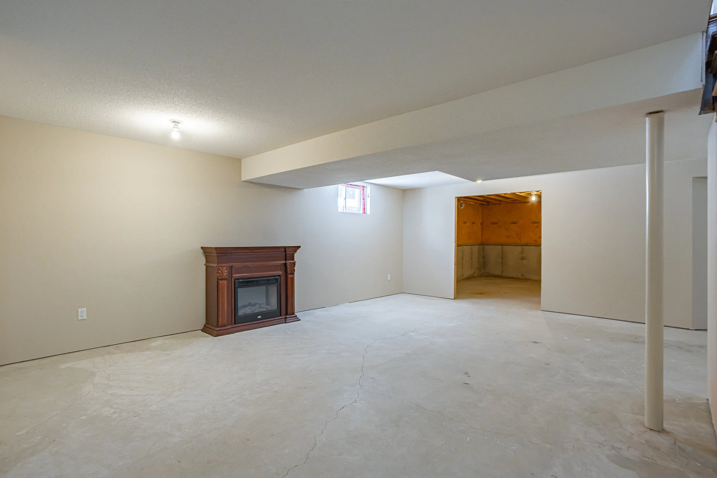 928 Crestview Cres-34.jpg