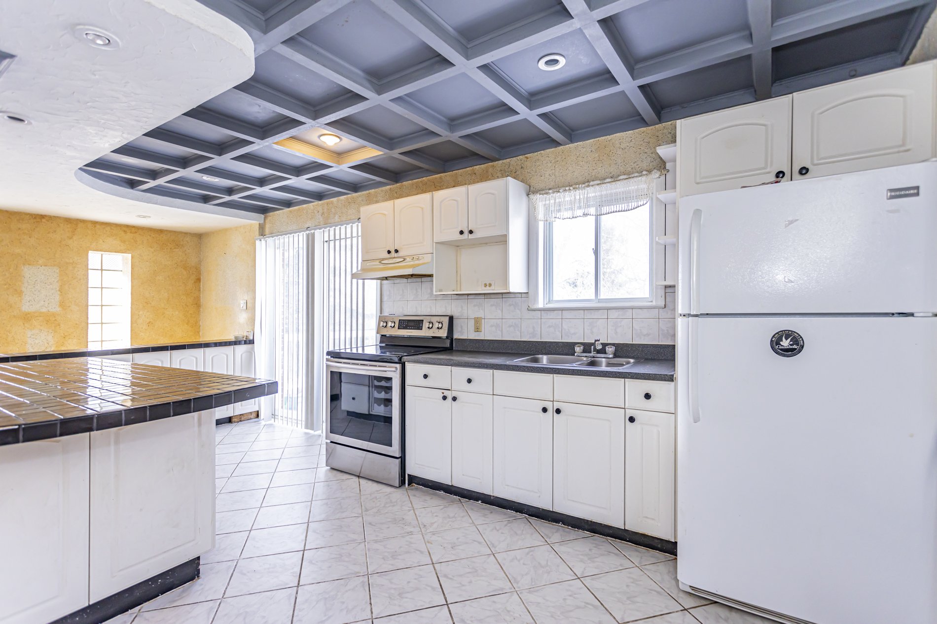 545 Commissioners Rd W_13.JPG