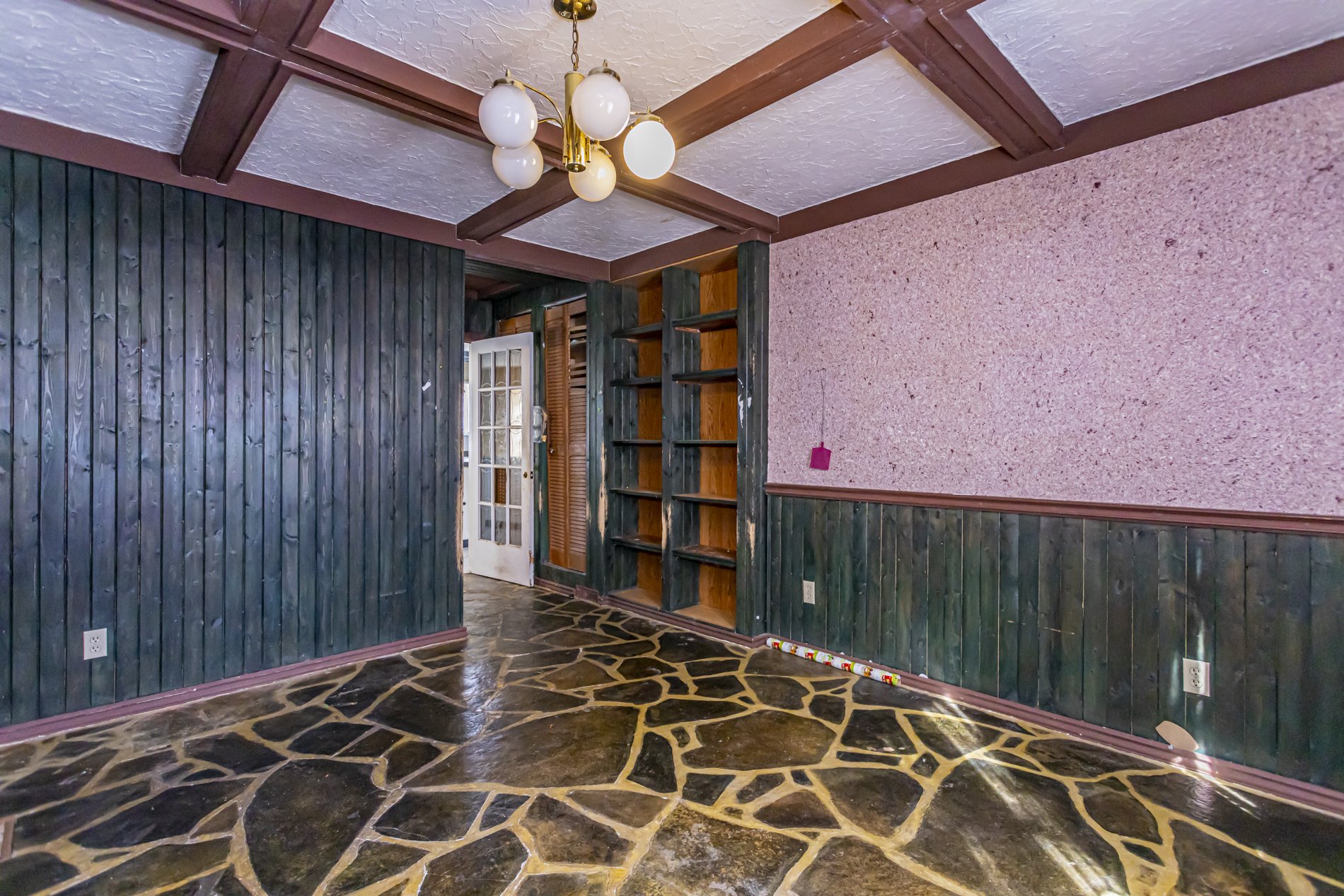 545 Commissioners Rd W_20.JPG