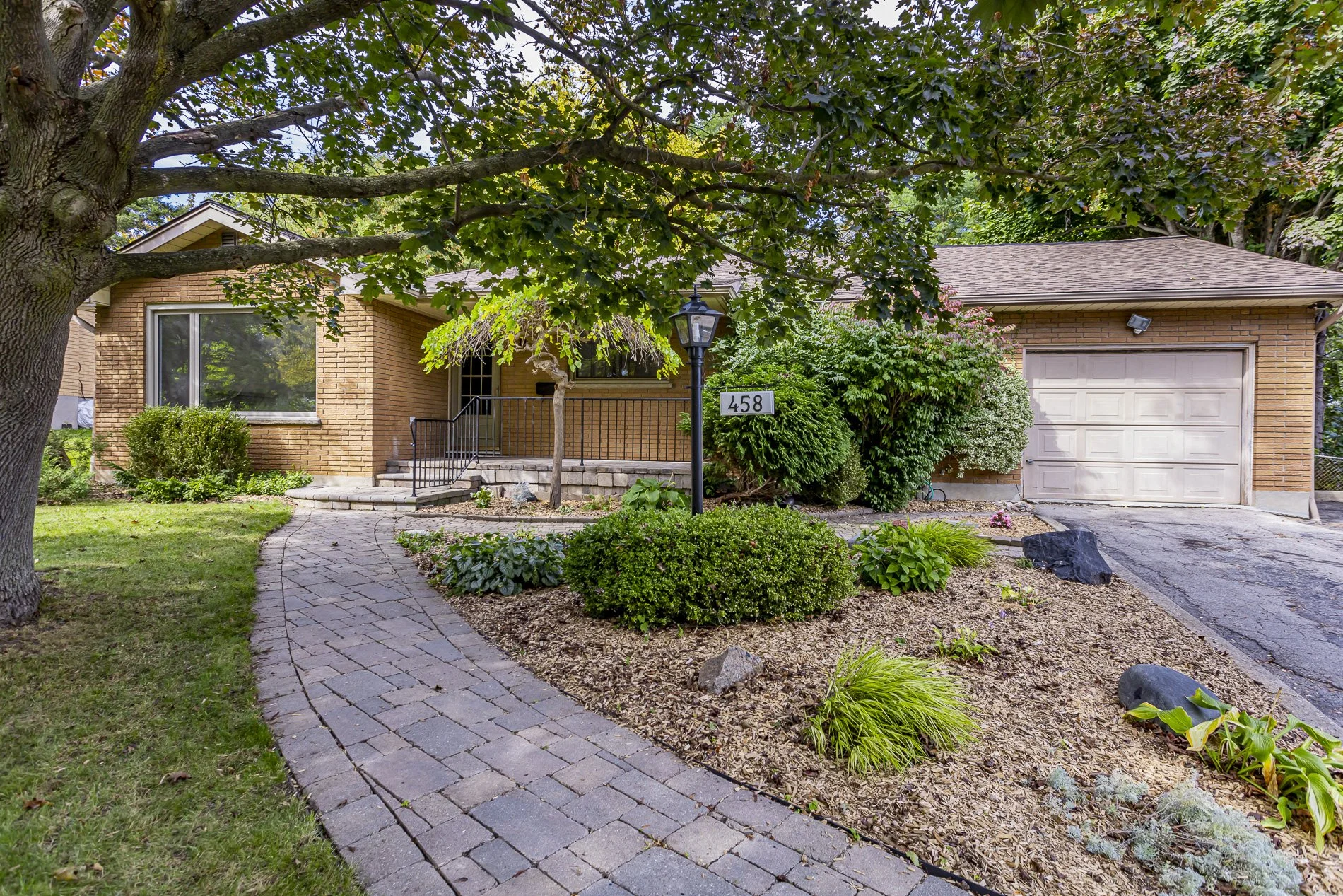 458 Three Valleys Cres_02.jpg