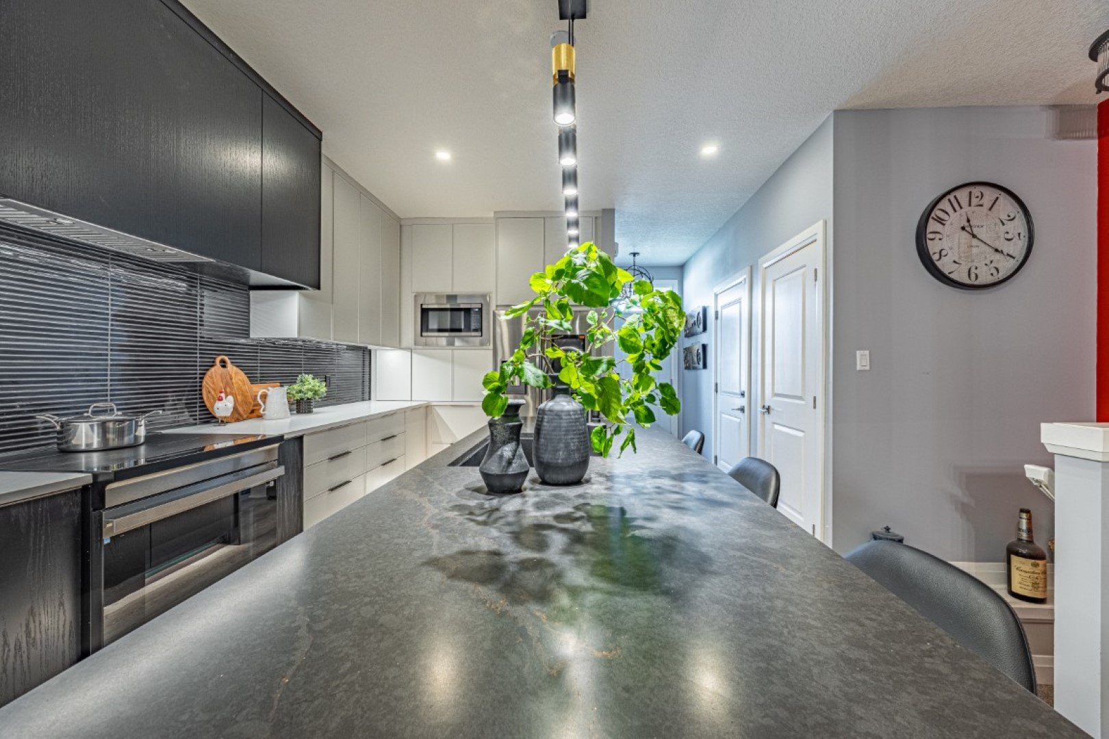 3229 Raleigh Cres-9.jpg