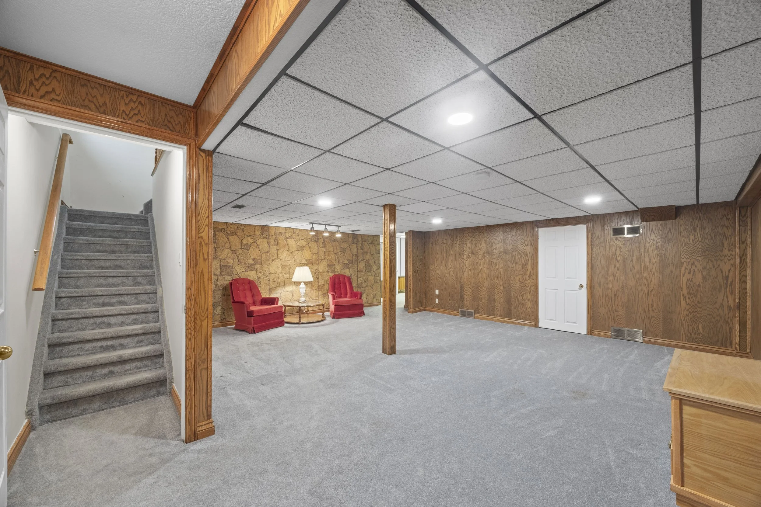 7069 Diane Cres -05.JPG