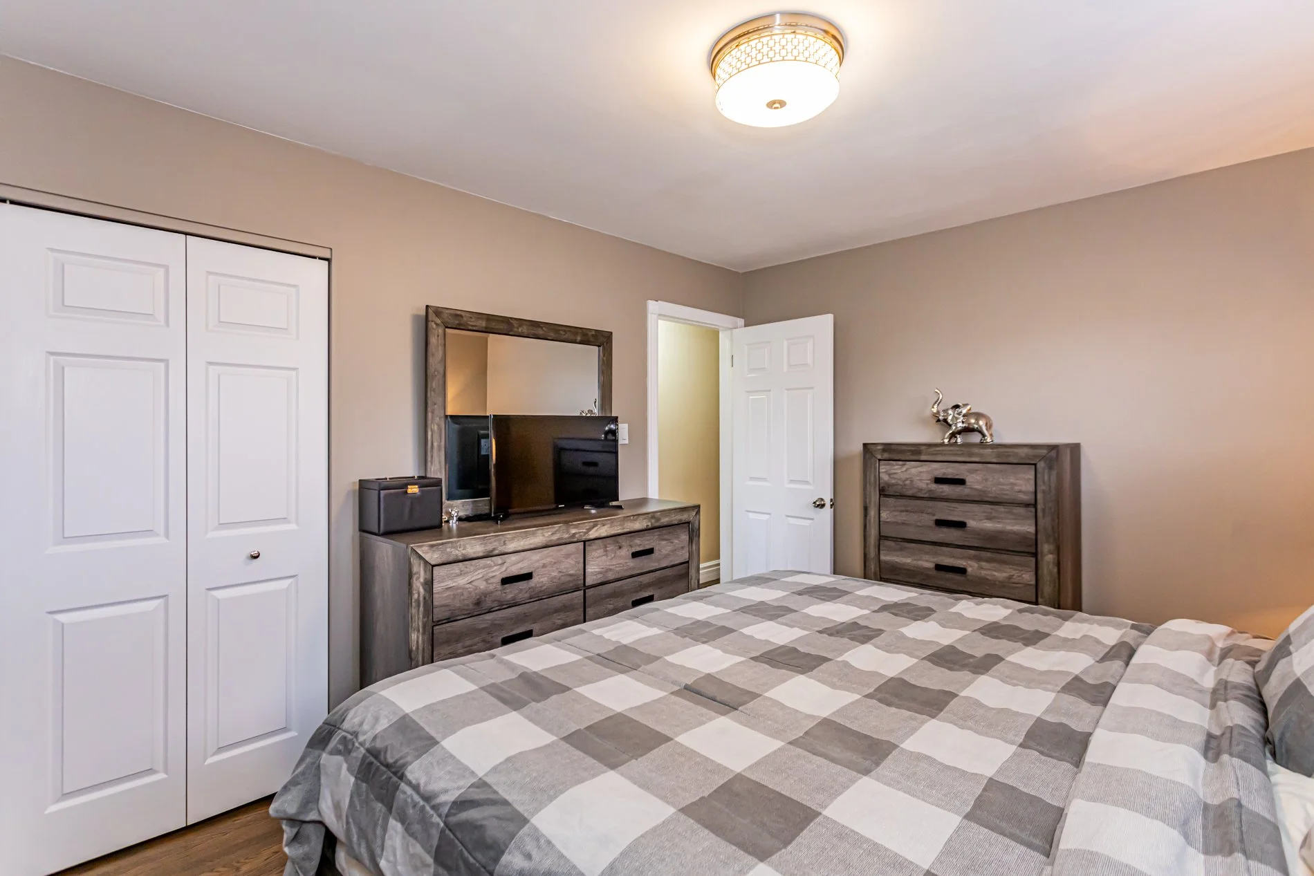 71 Clifton Cres-16.jpg