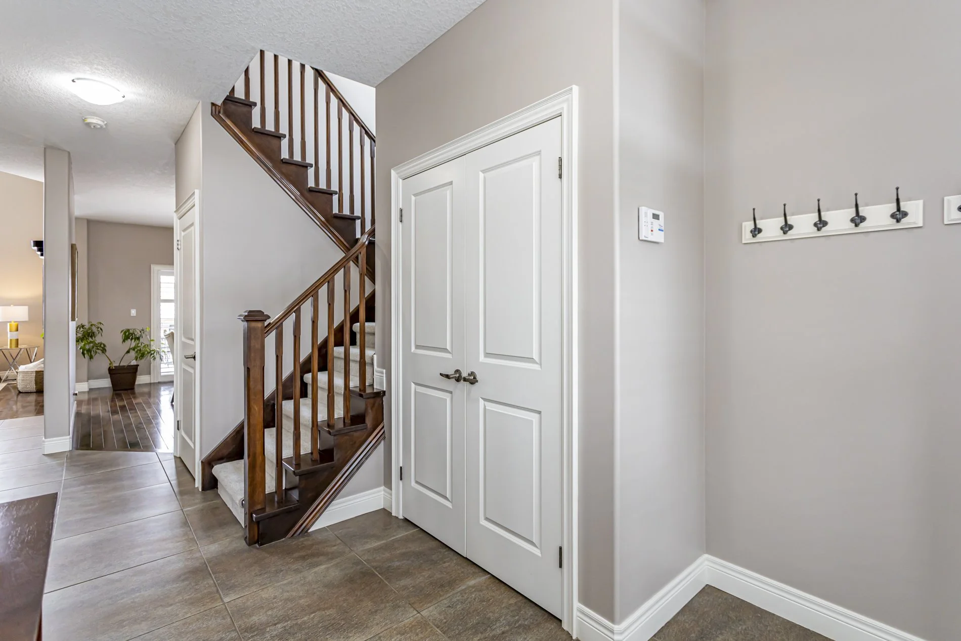 2161 Dogwood Cres_06.JPG