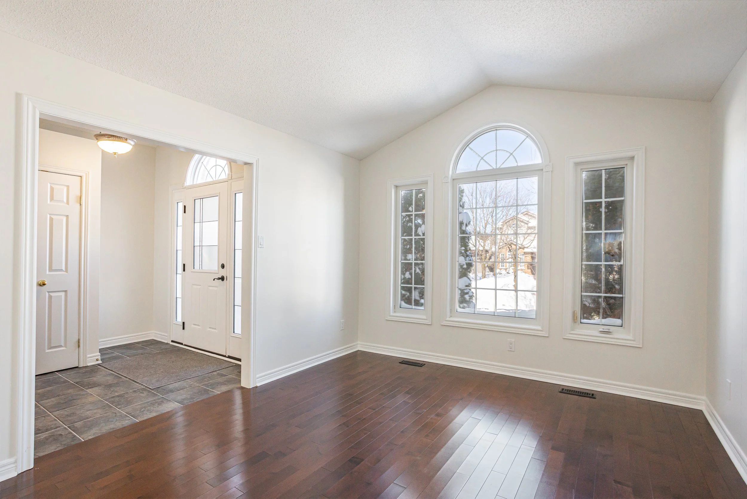 928 Crestview Cres-8.jpg