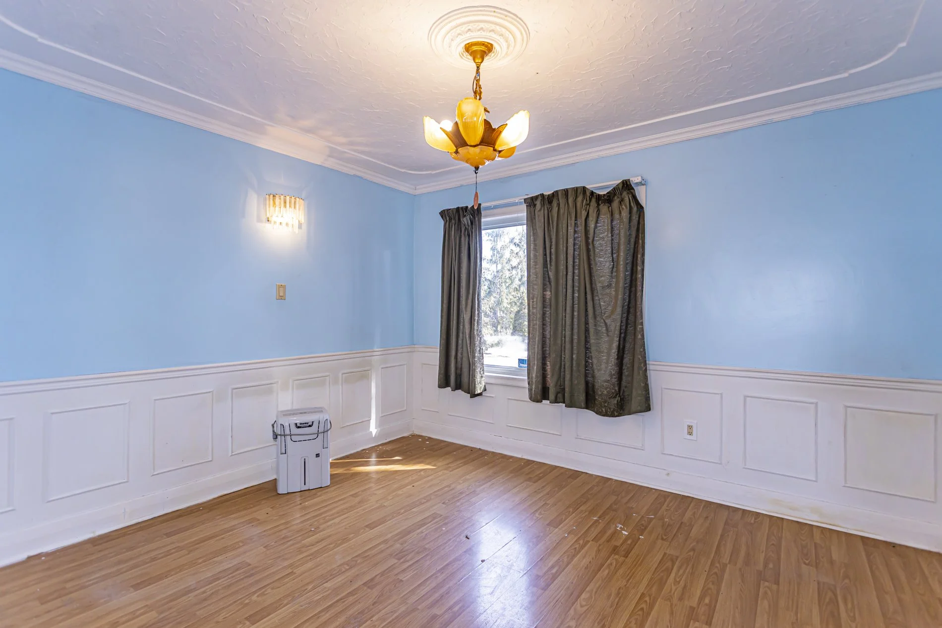 545 Commissioners Rd W_16.JPG