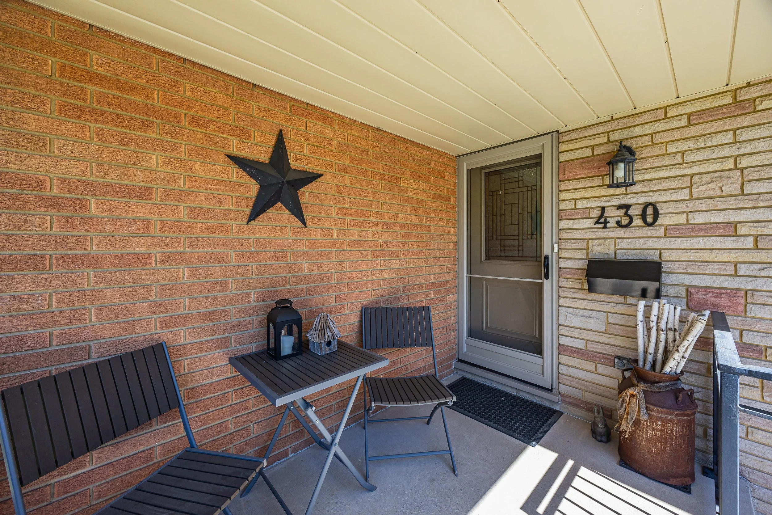 430 Magnolia Cres -05.jpg