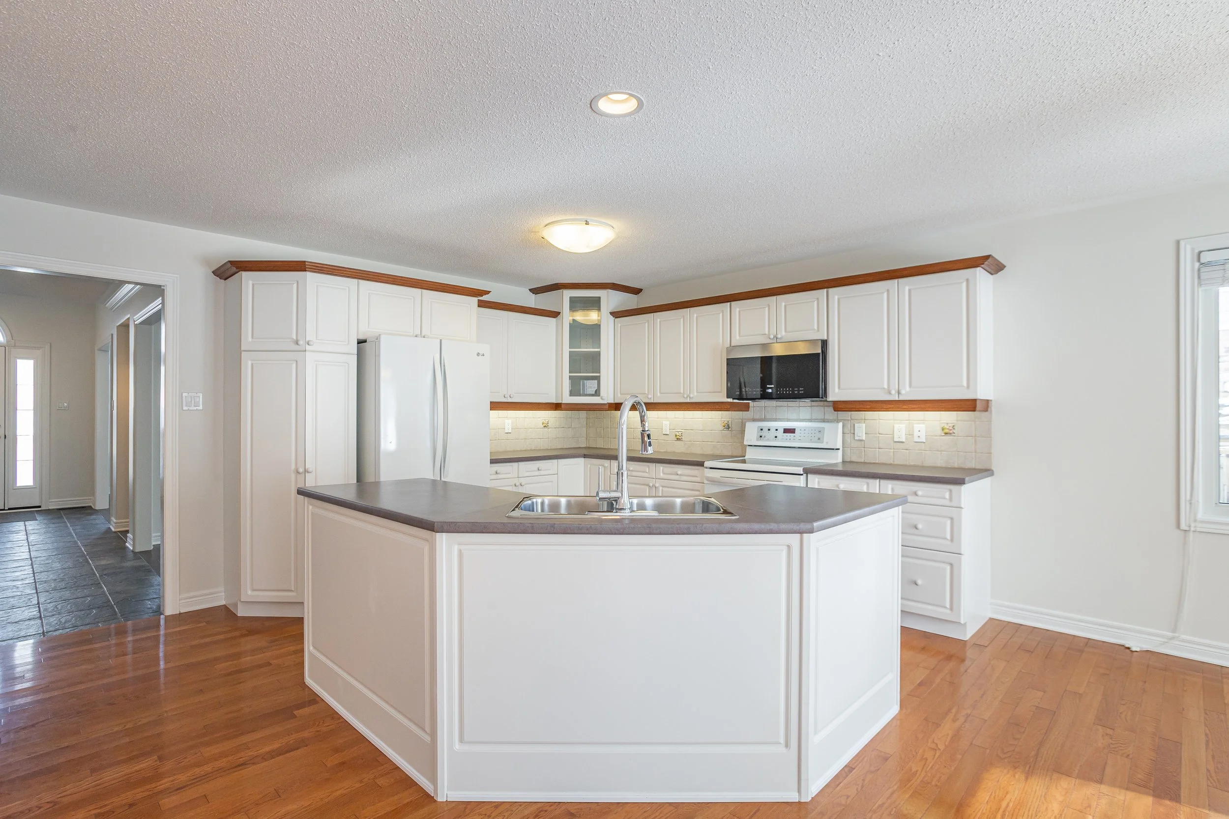 928 Crestview Cres-13.jpg