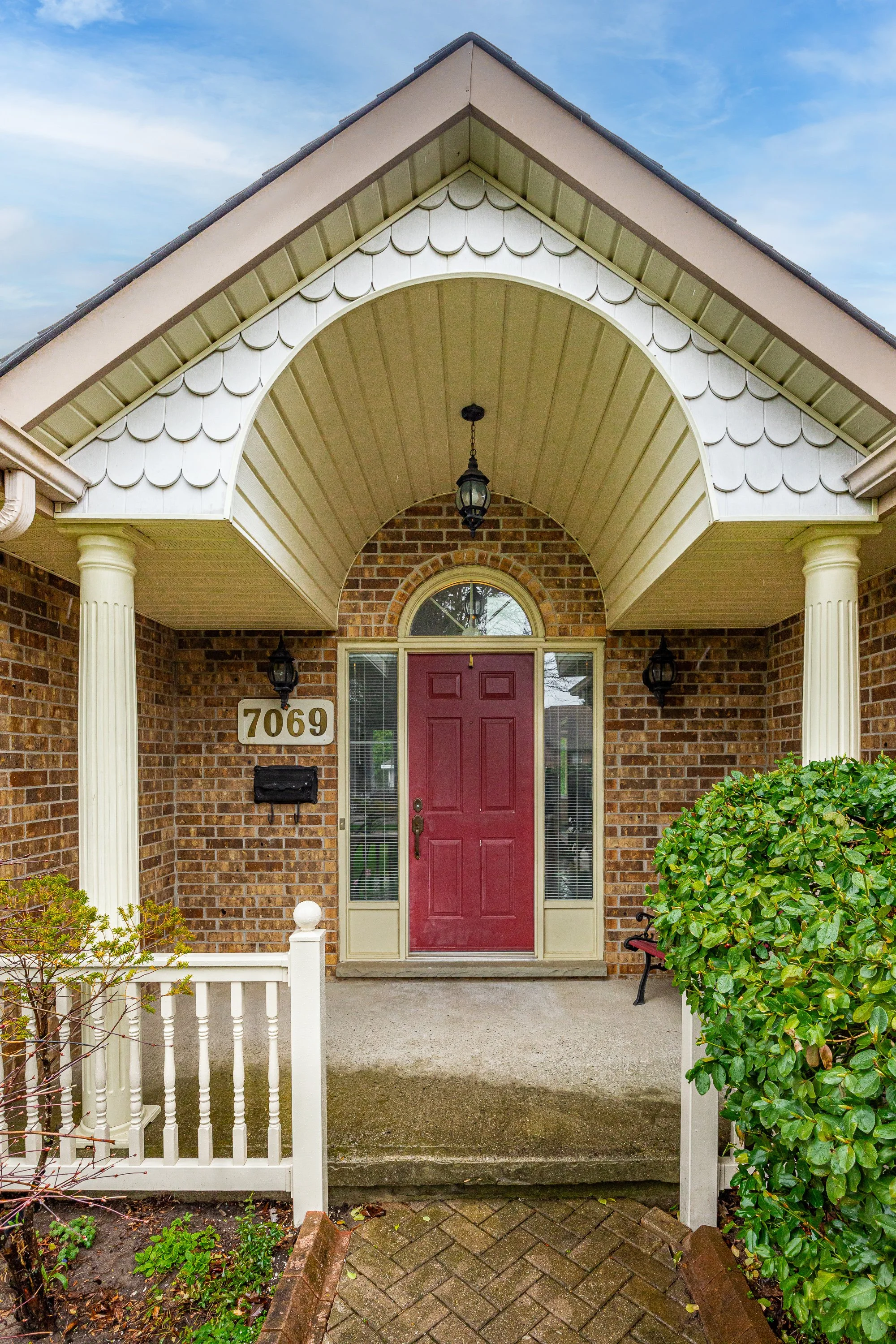 7069 Diane Cres -04.jpg