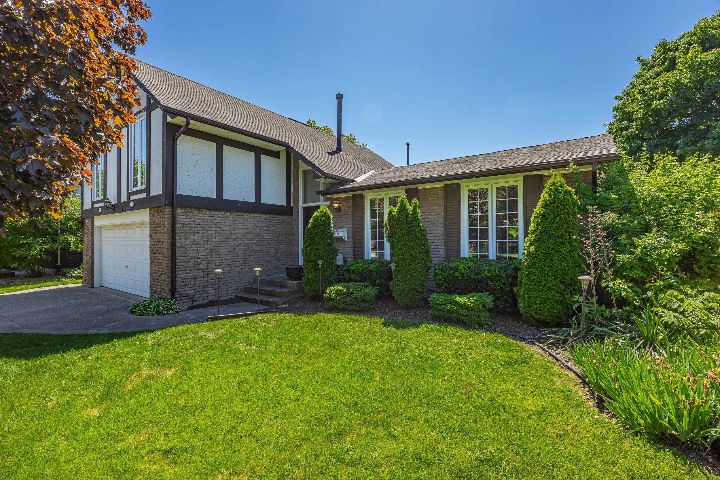 923 Farnham Rd -02.jpg
