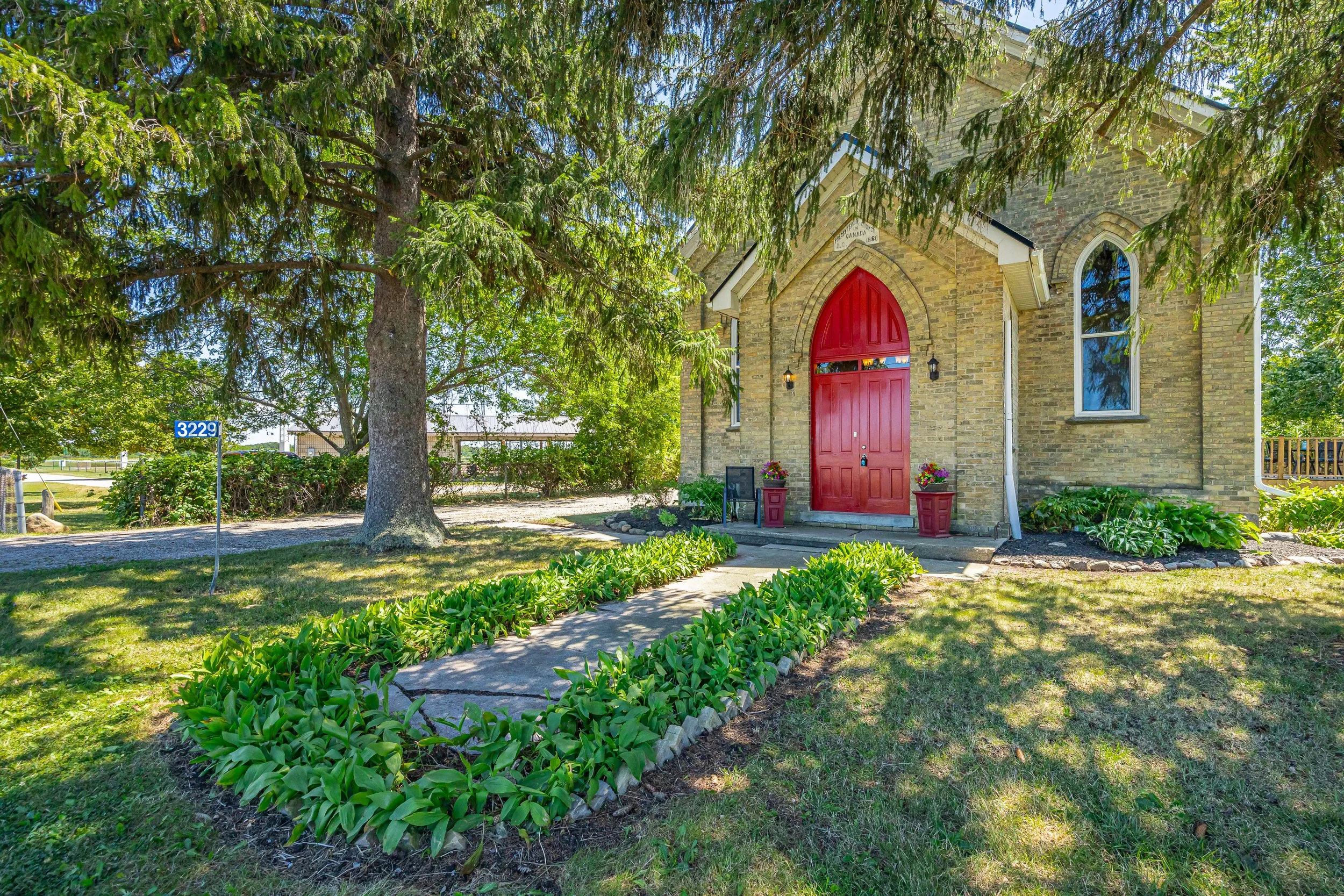 3229 Mcgillivray Dr -03.jpg