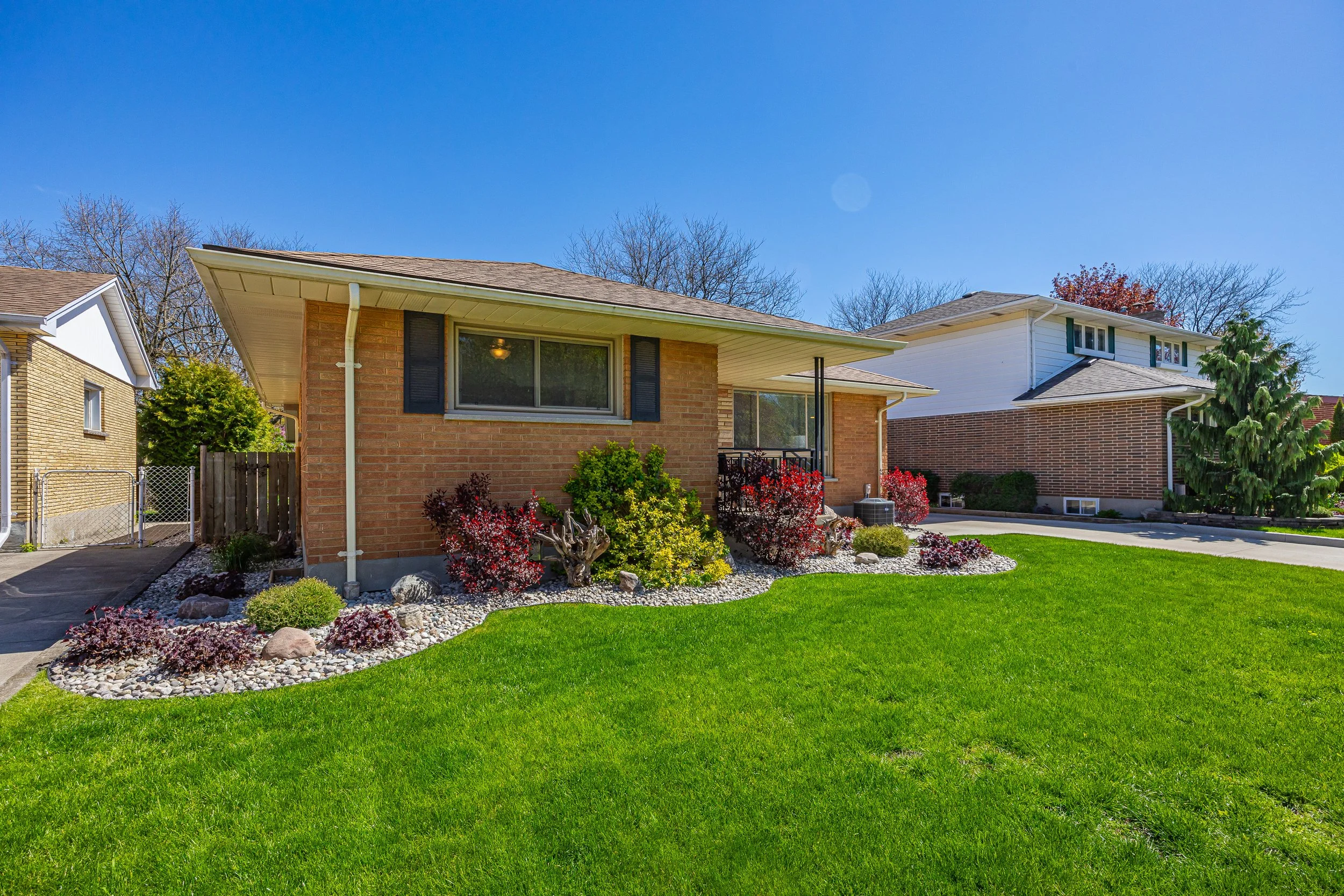 430 Magnolia Cres -03.jpg