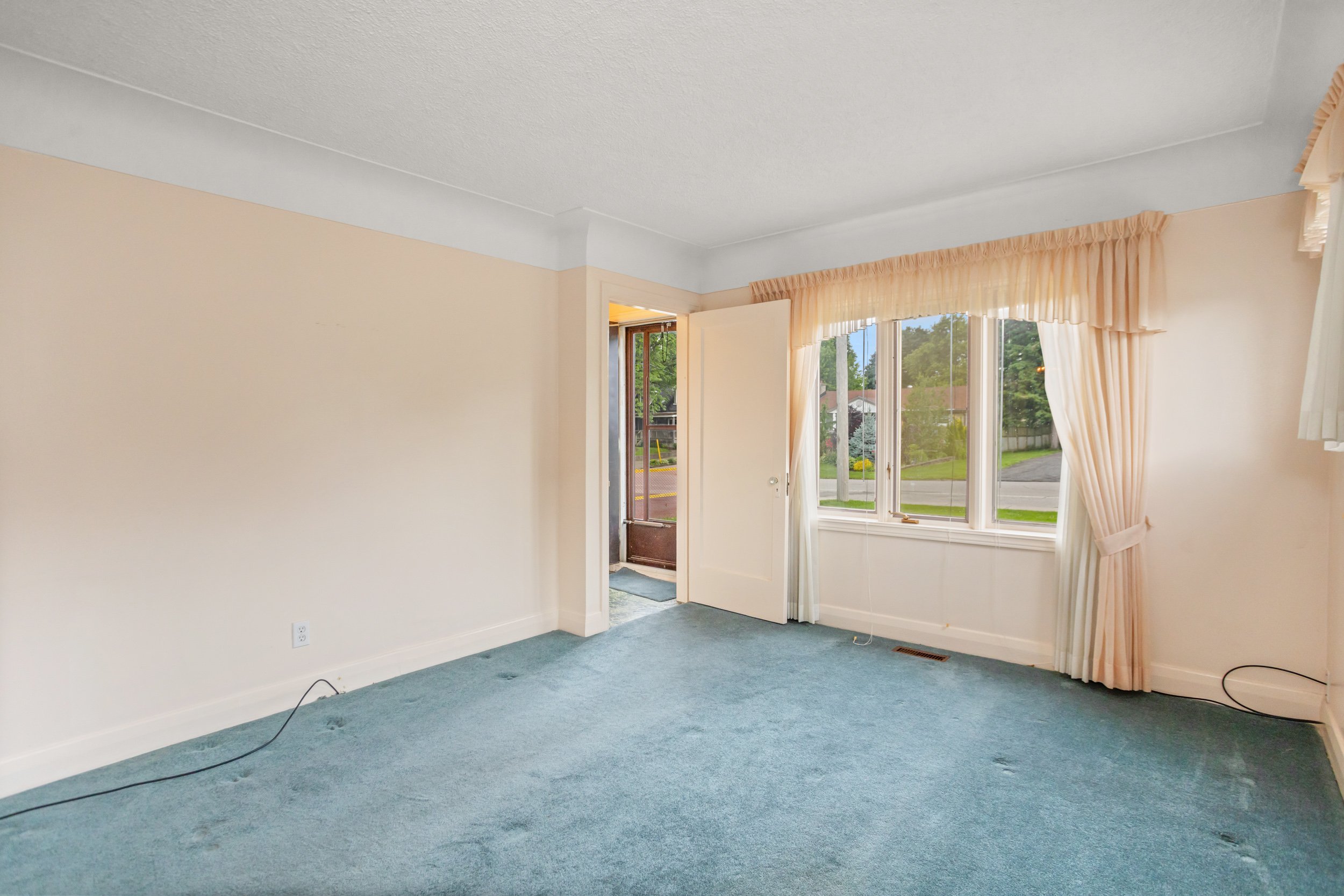 1871 Parkhurst Ave-5.jpg