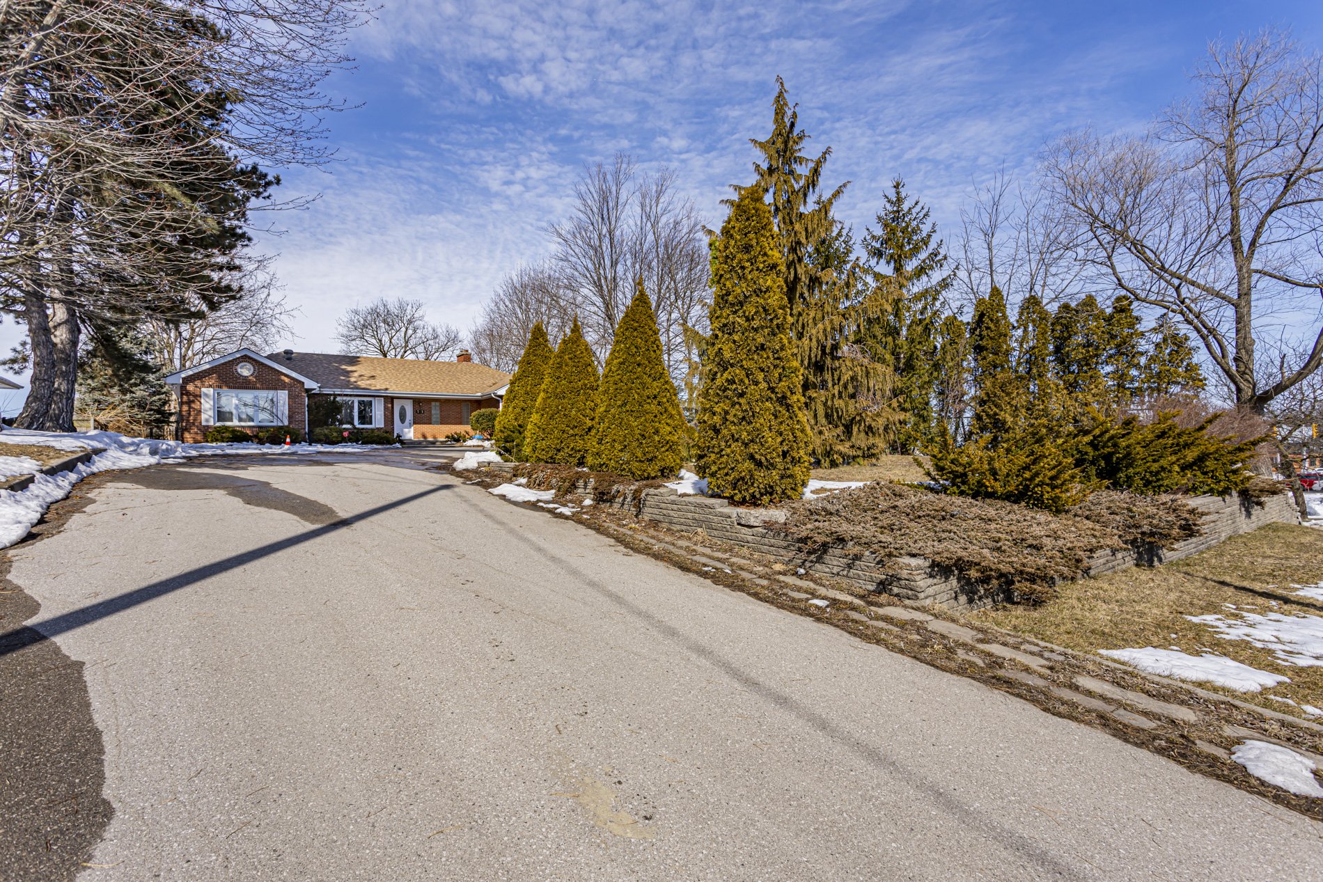 545 Commissioners Rd W_01.JPG